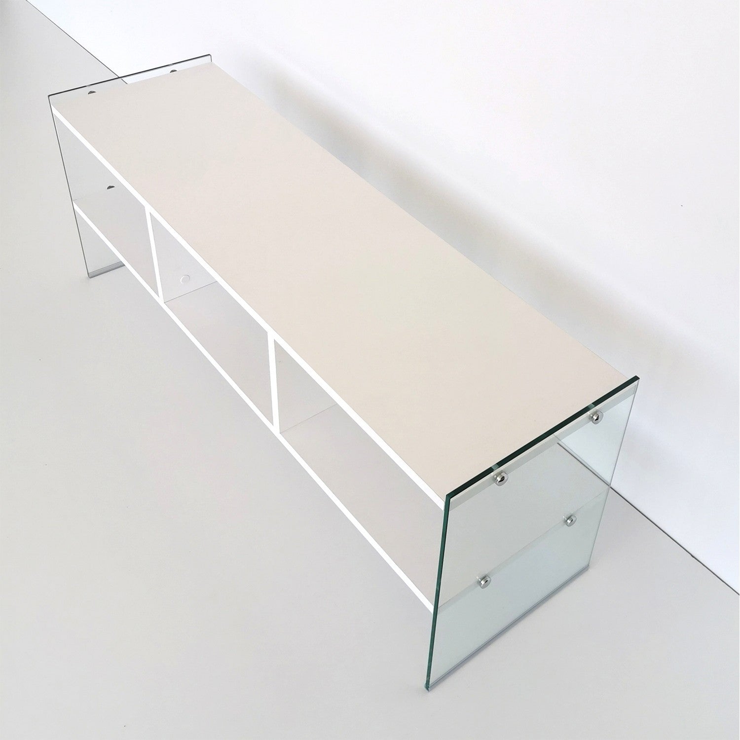 TV400 in Weiss präsentiert im Onlineshop von KAQTU Design AG. Sideboard ist von Hanah Home