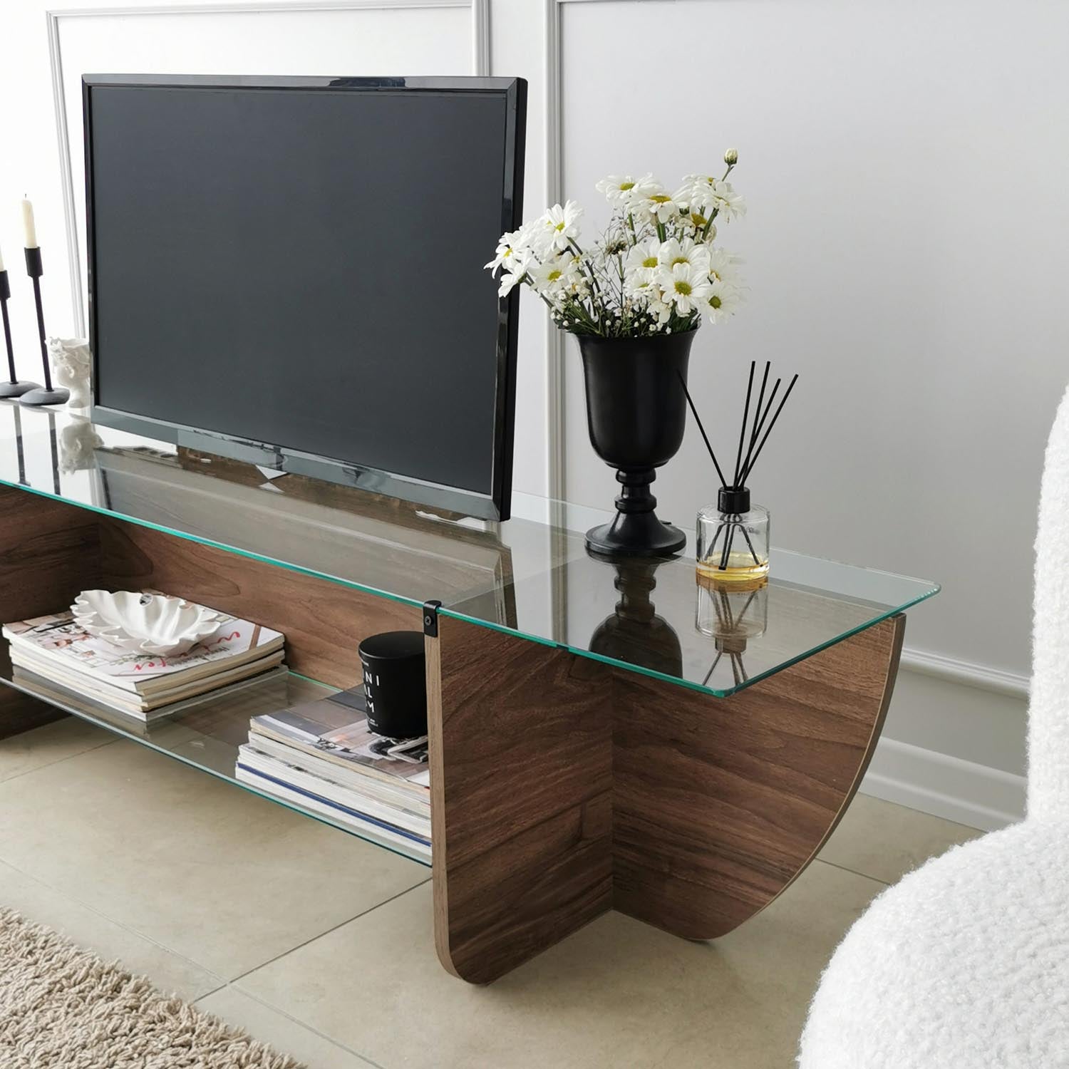 Lily TV - Walnut in Walnuss präsentiert im Onlineshop von KAQTU Design AG. Sideboard ist von Hanah Home