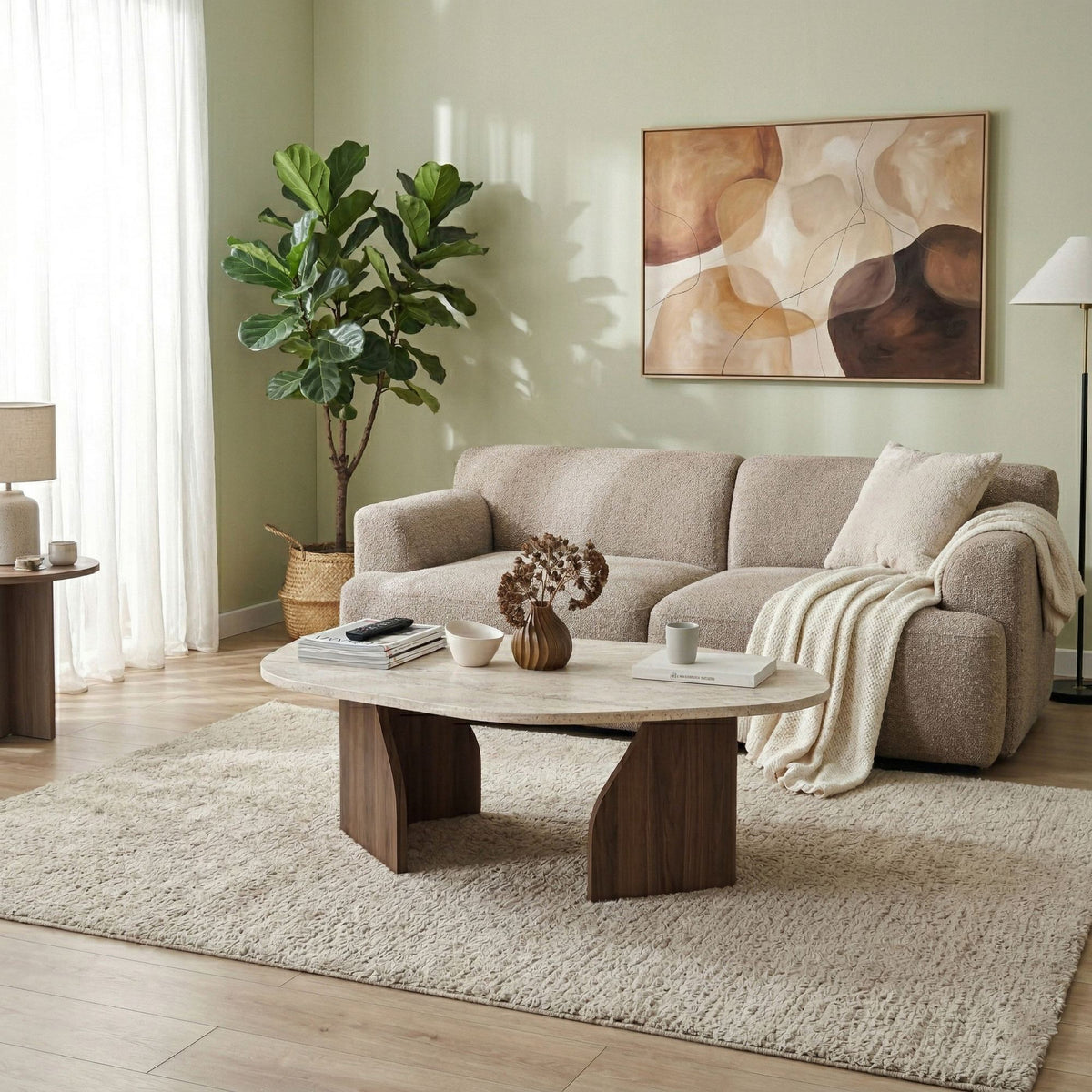 Foto des Rock Couchtisches von Hanah Home mit Platte in Travertin- und Nussbaum-Optik, rechteckige Form, niedrige Bauweise.
