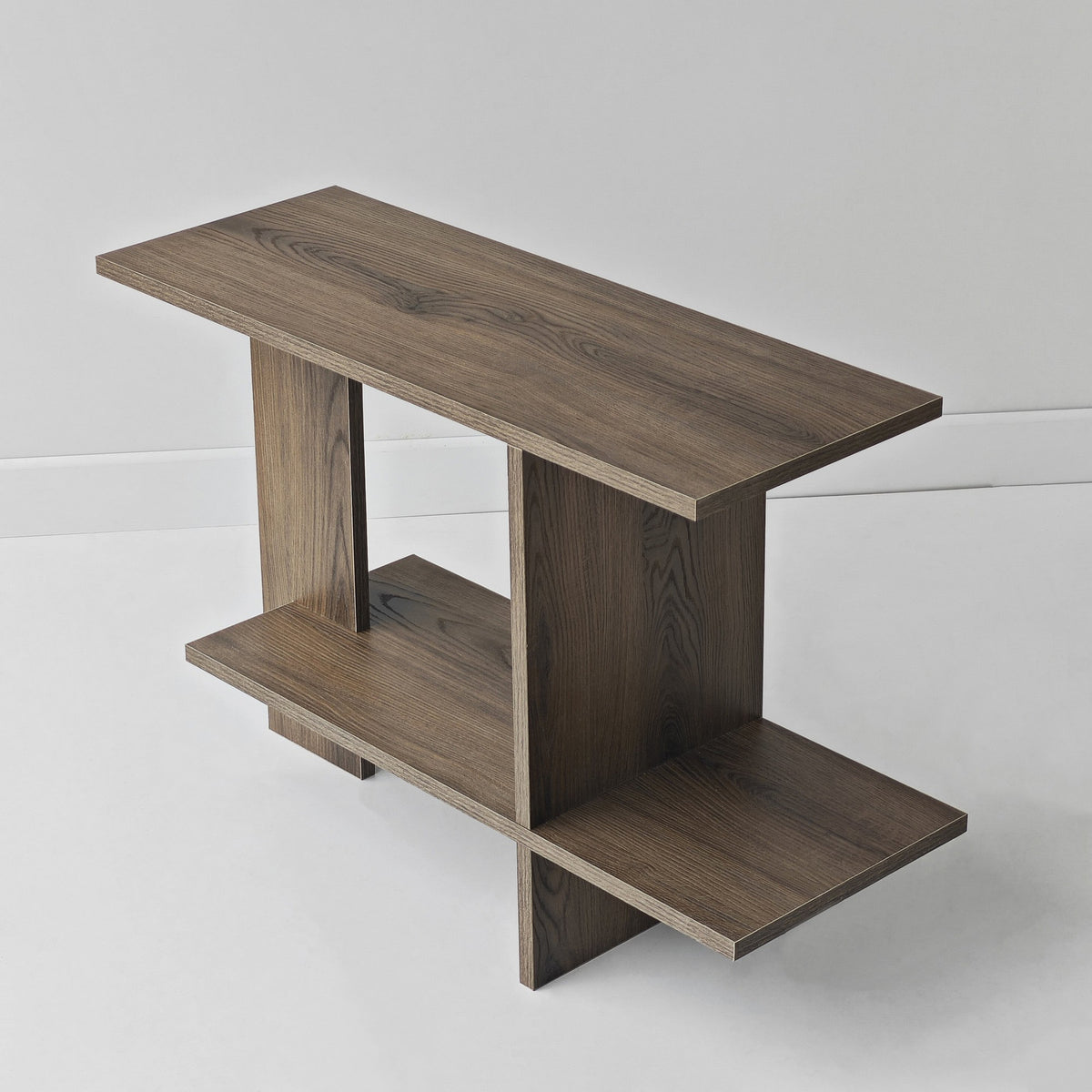Beistelltisch aus 100% Melaminspanplatte in Nussbaum-Optik mit Tischplatte und unterem Regal, Masse 80 x 30 x 55 cm.