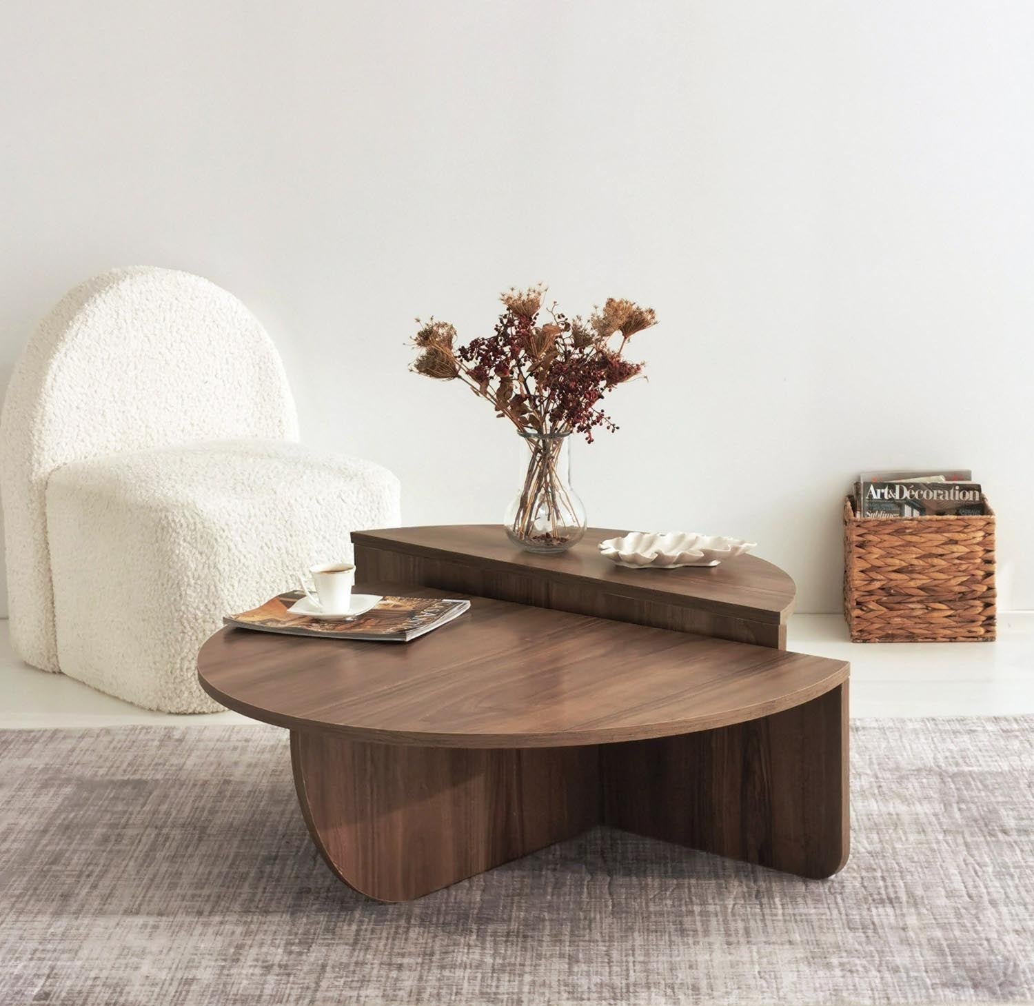 Podium - Walnut in Walnuss präsentiert im Onlineshop von KAQTU Design AG. Beistelltisch ist von Hanah Home