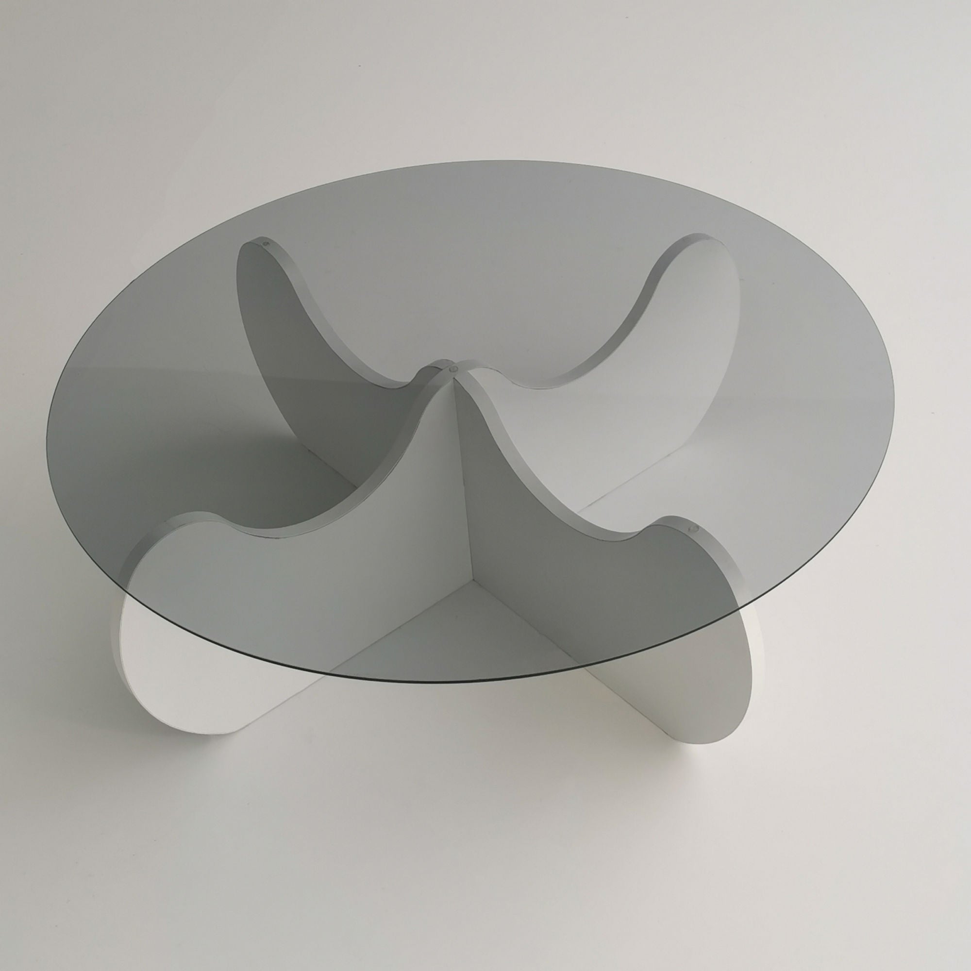 Himalayas in Weiss präsentiert im Onlineshop von KAQTU Design AG. Beistelltisch ist von Hanah Home