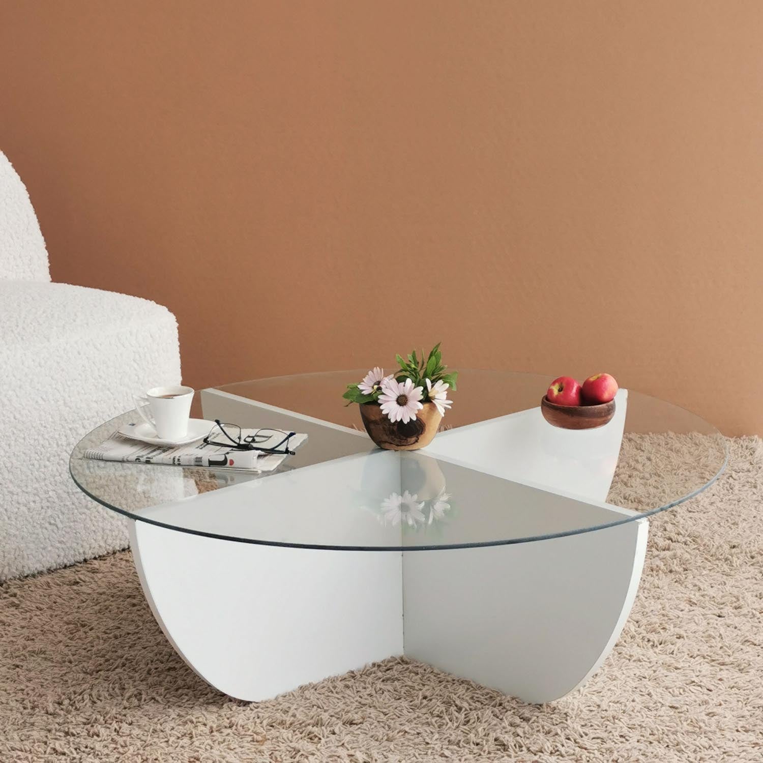 Lily - White in Weiss präsentiert im Onlineshop von KAQTU Design AG. Beistelltisch ist von Hanah Home