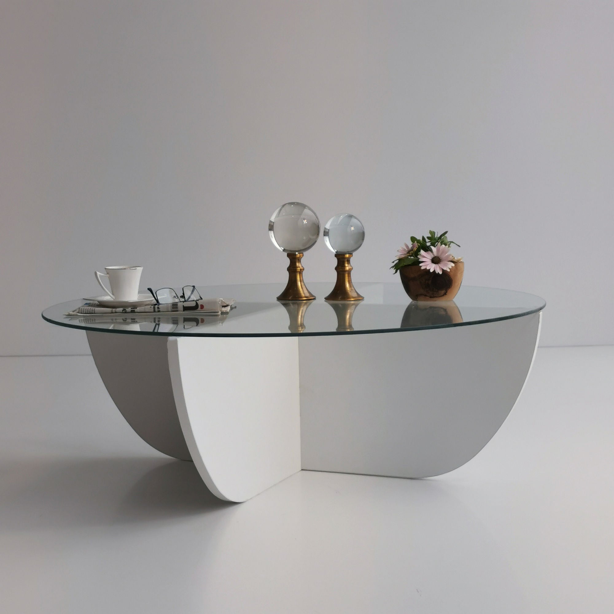 Lily - White in Weiss präsentiert im Onlineshop von KAQTU Design AG. Beistelltisch ist von Hanah Home