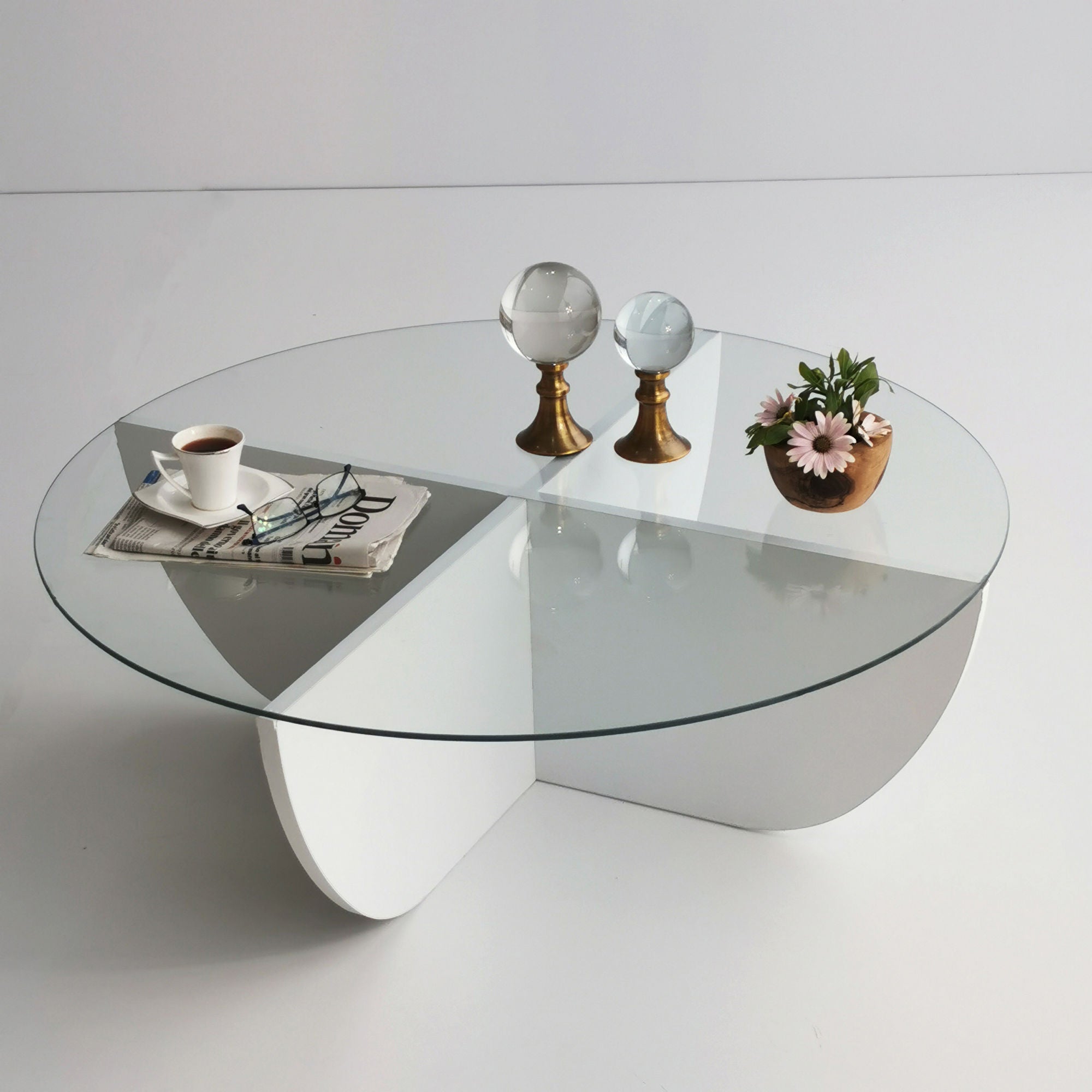 Lily - White in Weiss präsentiert im Onlineshop von KAQTU Design AG. Beistelltisch ist von Hanah Home