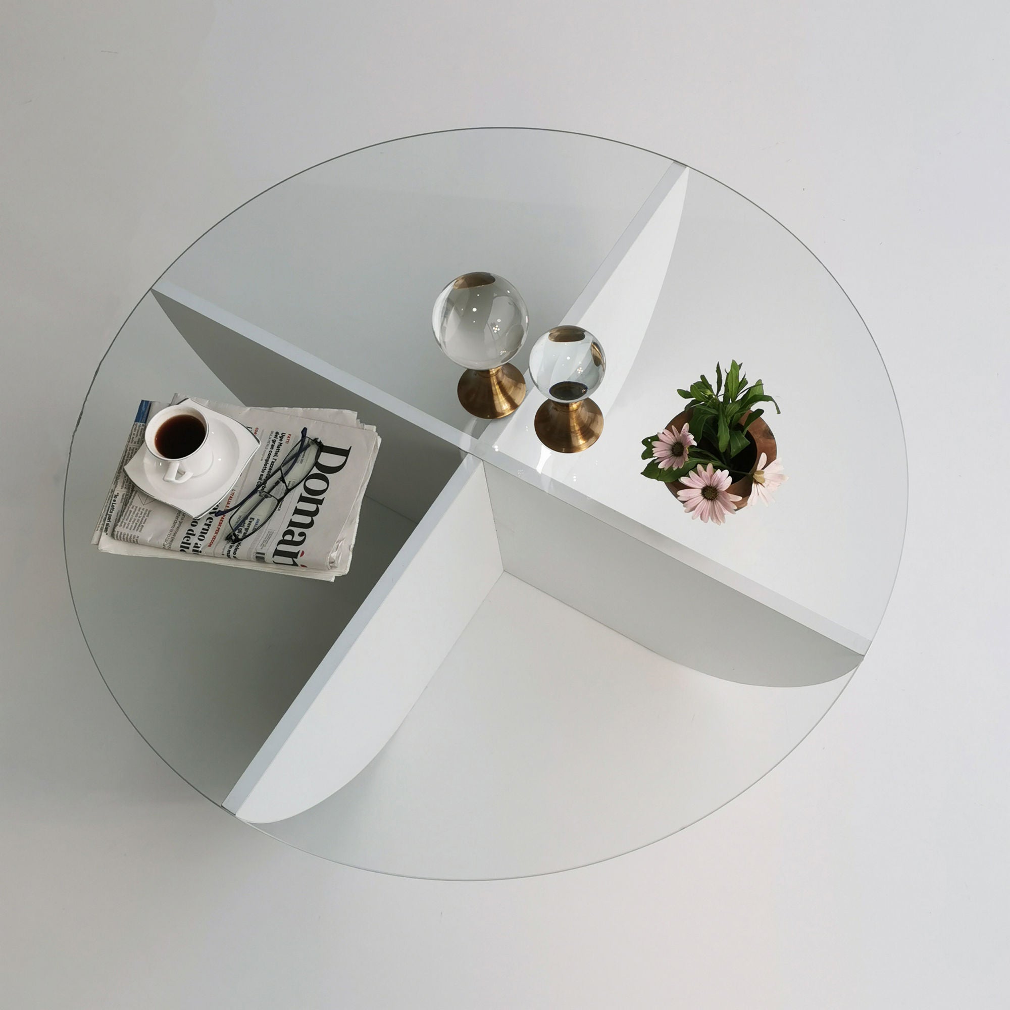 Lily - White in Weiss präsentiert im Onlineshop von KAQTU Design AG. Beistelltisch ist von Hanah Home