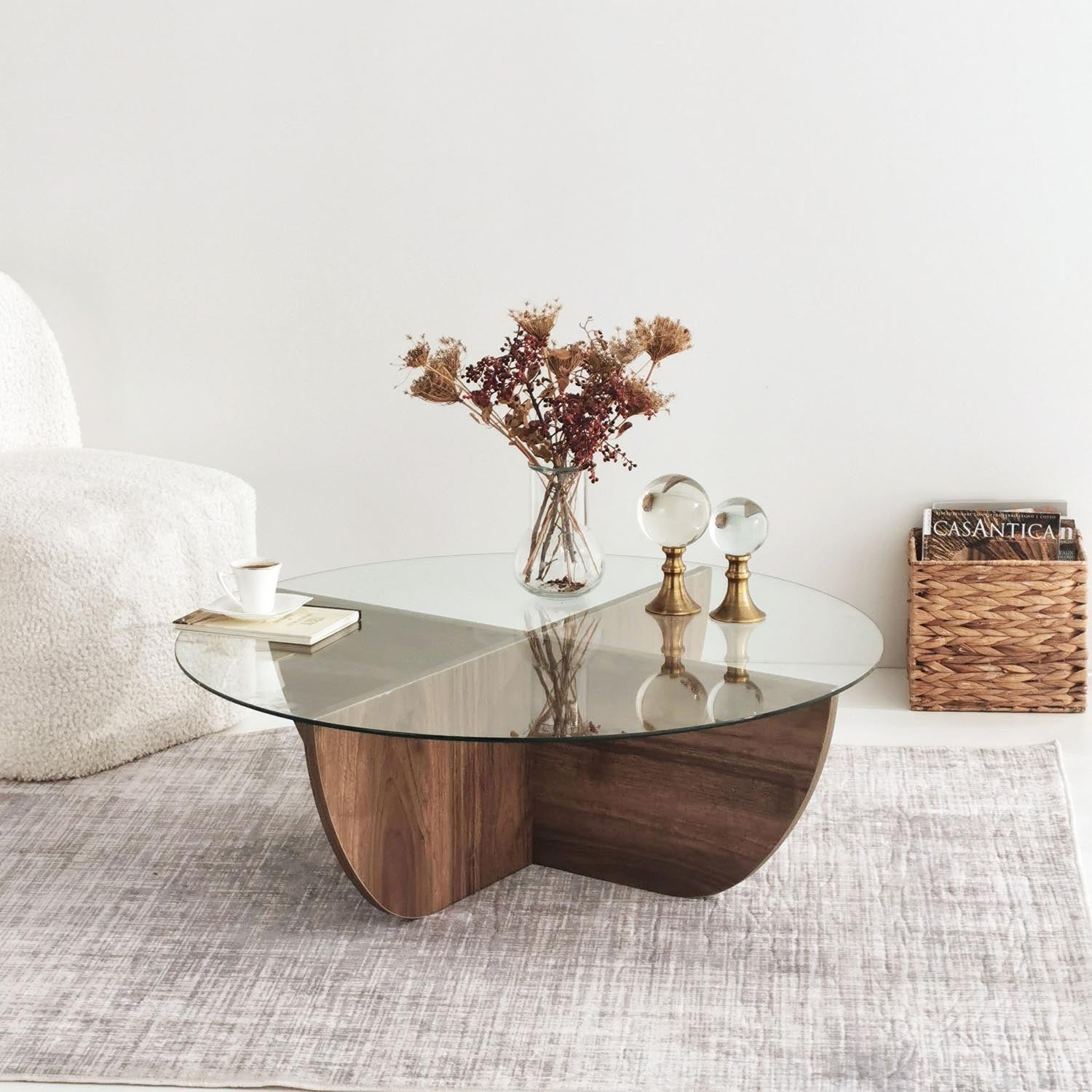 Lily - Walnut in Walnuss präsentiert im Onlineshop von KAQTU Design AG. Beistelltisch ist von Hanah Home