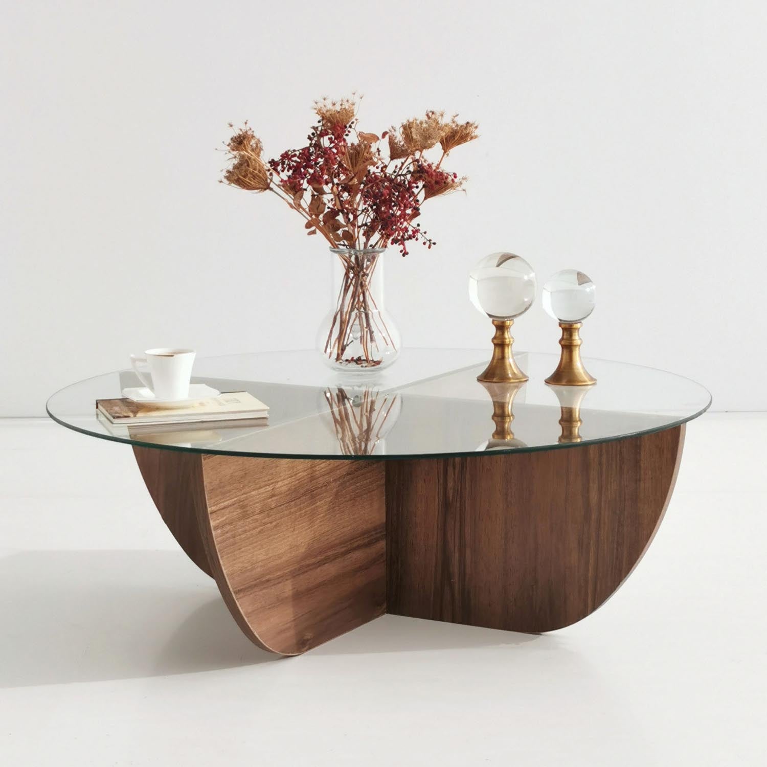 Lily - Walnut in Walnuss präsentiert im Onlineshop von KAQTU Design AG. Beistelltisch ist von Hanah Home