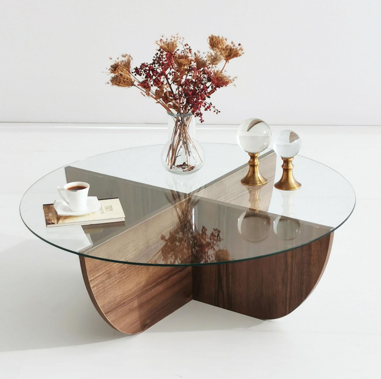 Lily - Walnut in Walnuss präsentiert im Onlineshop von KAQTU Design AG. Beistelltisch ist von Hanah Home