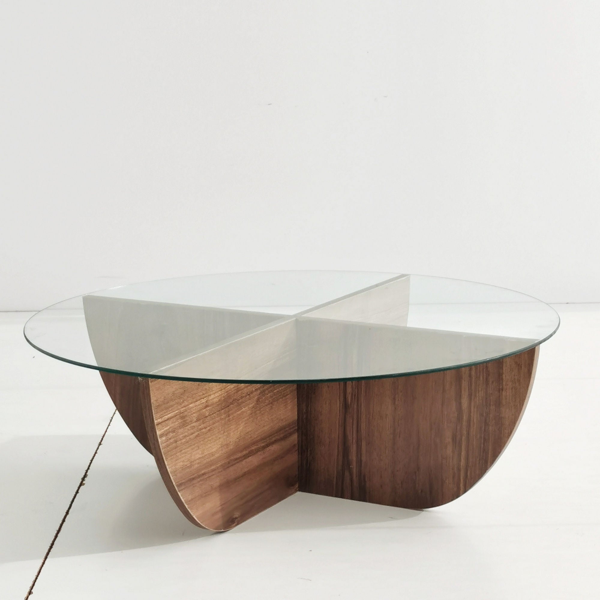Lily - Walnut in Walnuss präsentiert im Onlineshop von KAQTU Design AG. Beistelltisch ist von Hanah Home