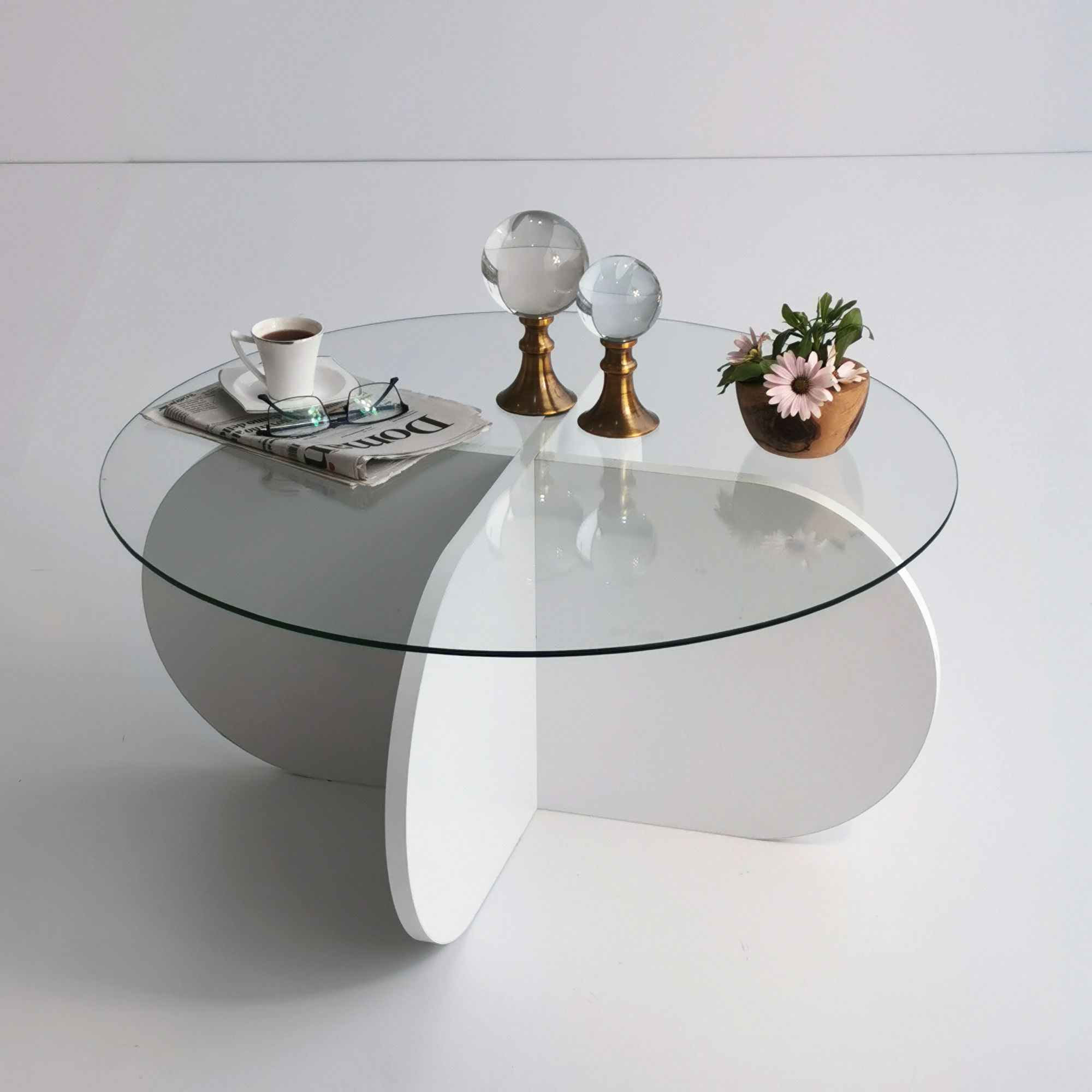 Bubble - White in Weiss präsentiert im Onlineshop von KAQTU Design AG. Beistelltisch ist von Hanah Home