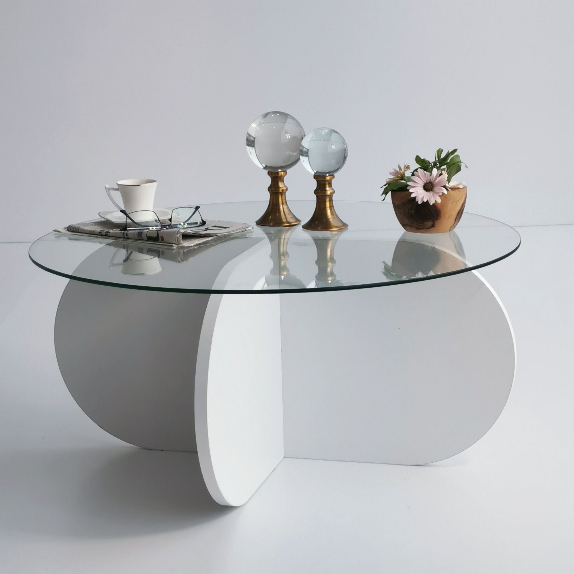 Bubble - White in Weiss präsentiert im Onlineshop von KAQTU Design AG. Beistelltisch ist von Hanah Home