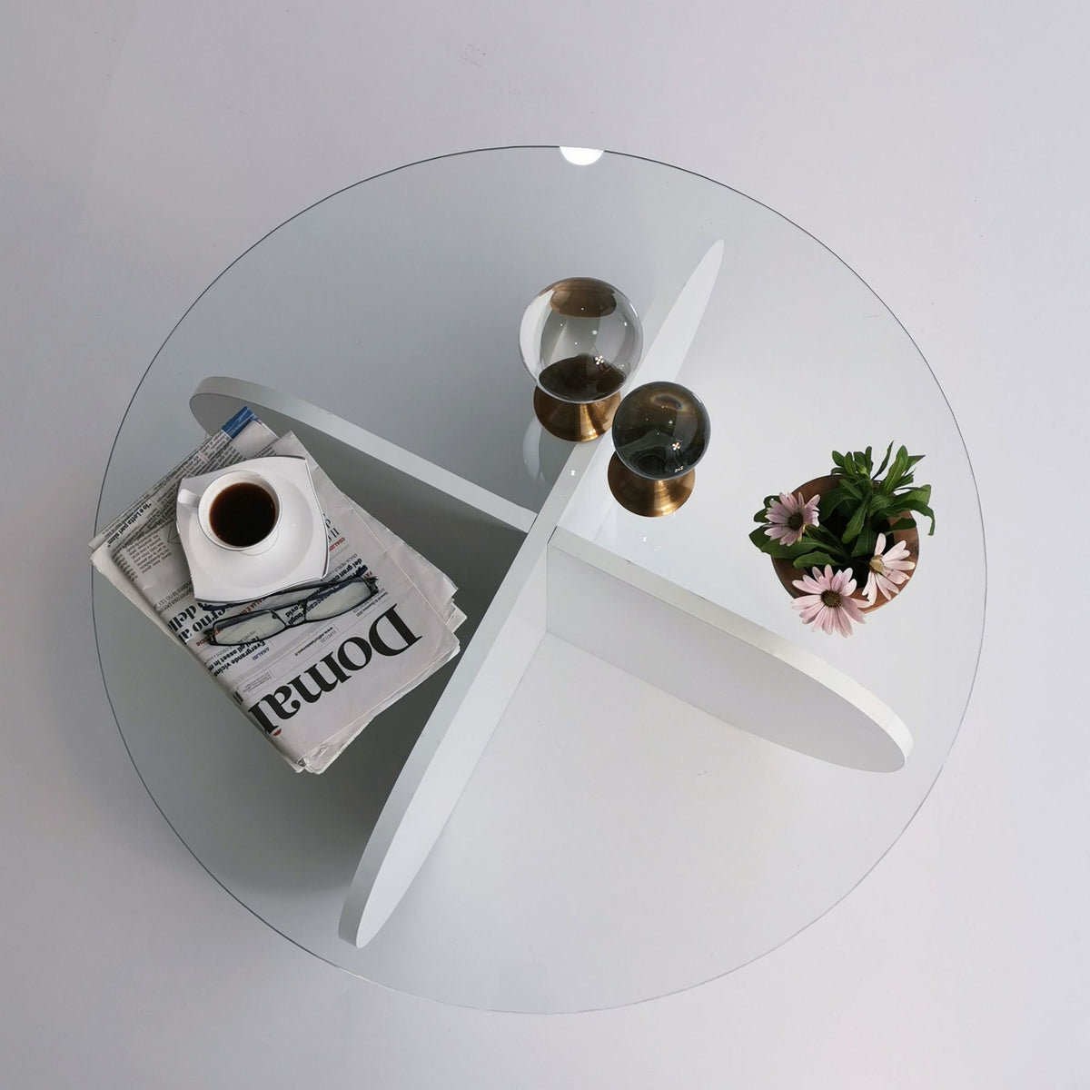 Bubble Sofatisch - Weiss in Weiss präsentiert im Onlineshop von KAQTU Design AG. Couchtisch ist von Hanah Home