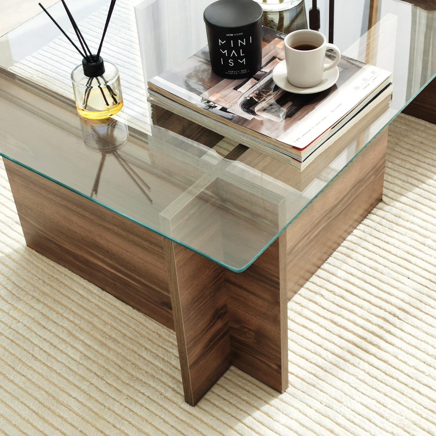New Escape - Walnut in Walnuss präsentiert im Onlineshop von KAQTU Design AG. Beistelltisch ist von Hanah Home