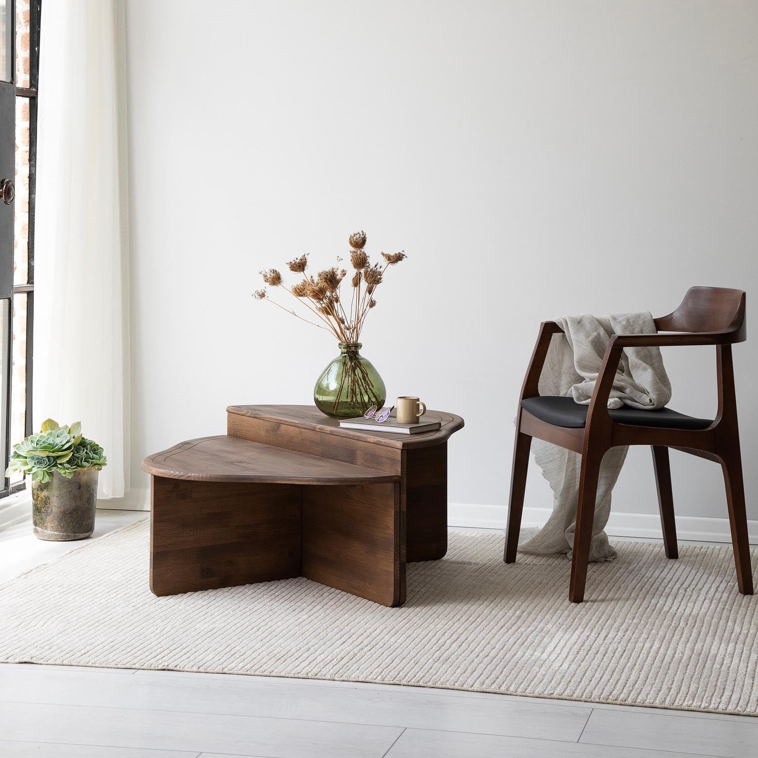 Altopiano - Walnut in Walnuss präsentiert im Onlineshop von KAQTU Design AG. Beistelltisch ist von Hanah Home