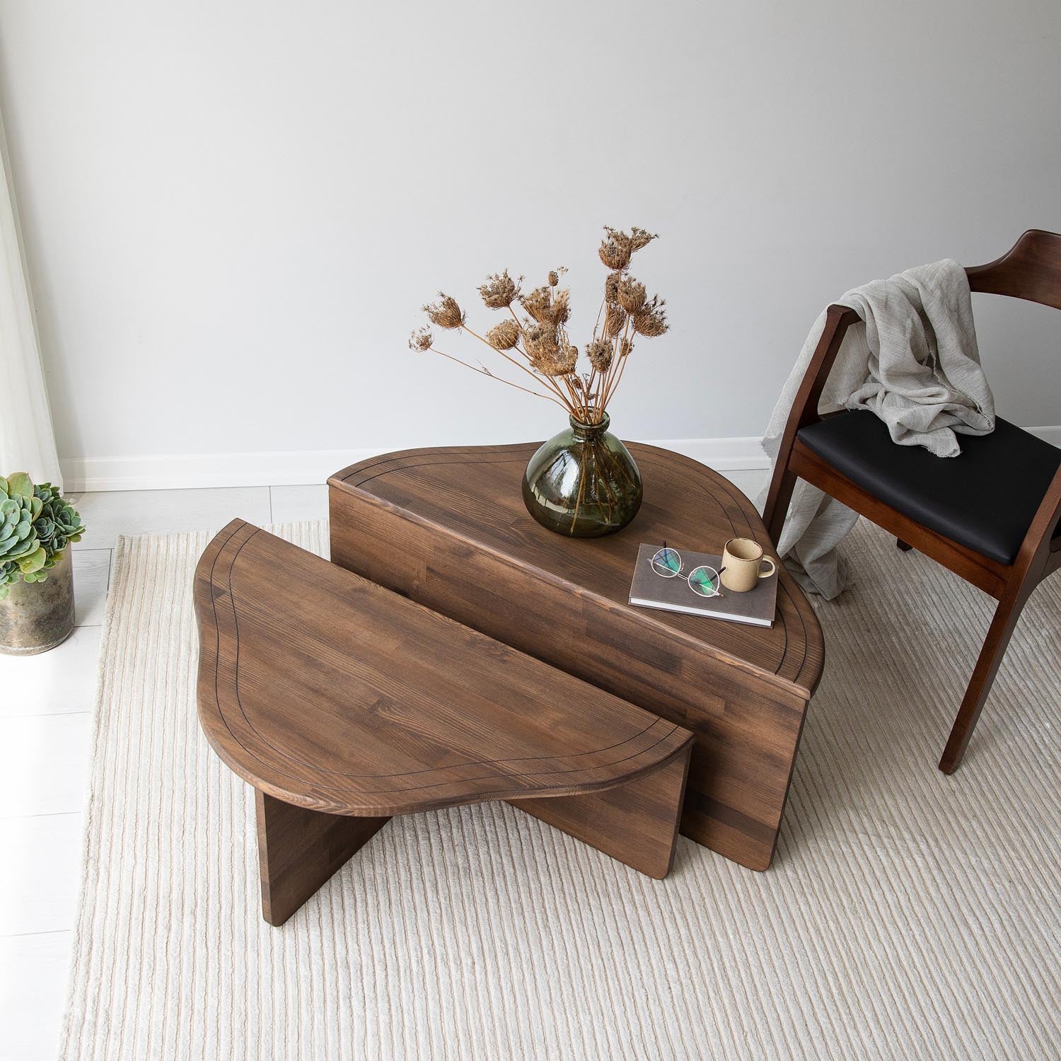 Altopiano - Walnut in Walnuss präsentiert im Onlineshop von KAQTU Design AG. Beistelltisch ist von Hanah Home