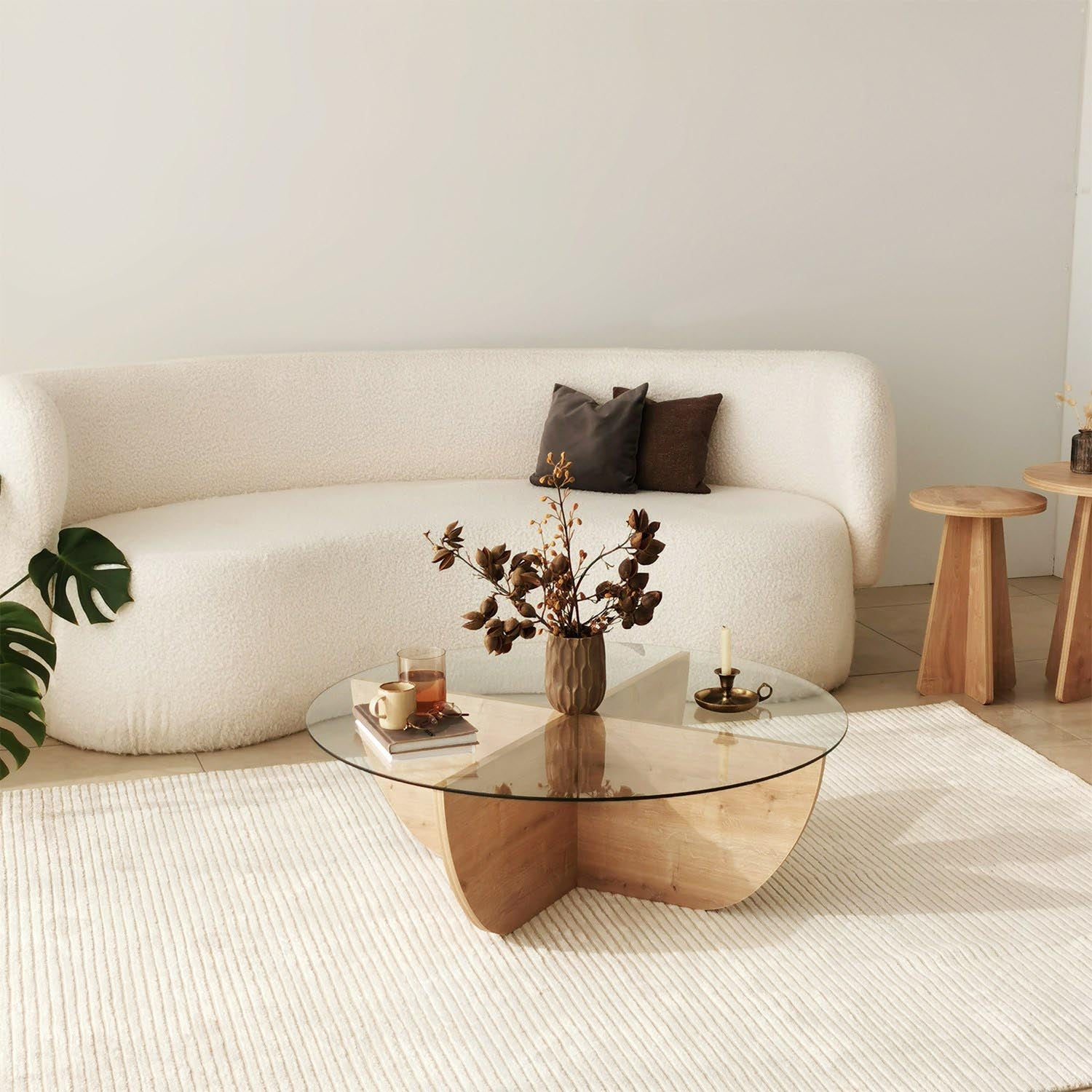 Lily - Sapphire Oak in Saphir- Eiche präsentiert im Onlineshop von KAQTU Design AG. Beistelltisch ist von Hanah Home
