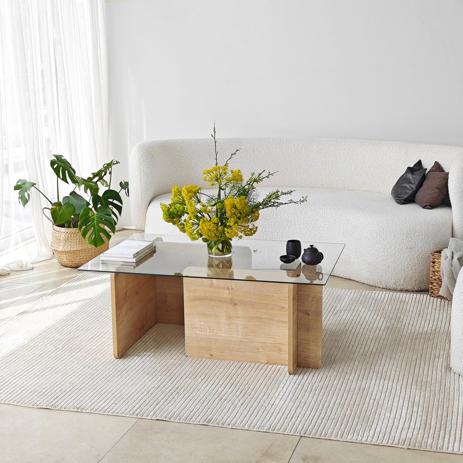 Giona - Sapphire in Saphir präsentiert im Onlineshop von KAQTU Design AG. Beistelltisch ist von Hanah Home