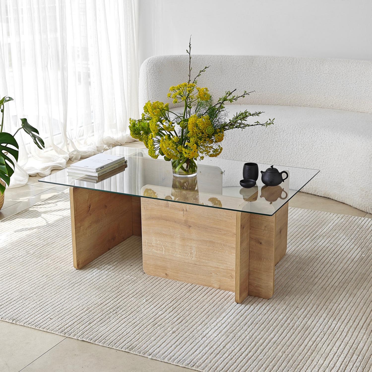 Giona - Sapphire in Saphir präsentiert im Onlineshop von KAQTU Design AG. Beistelltisch ist von Hanah Home