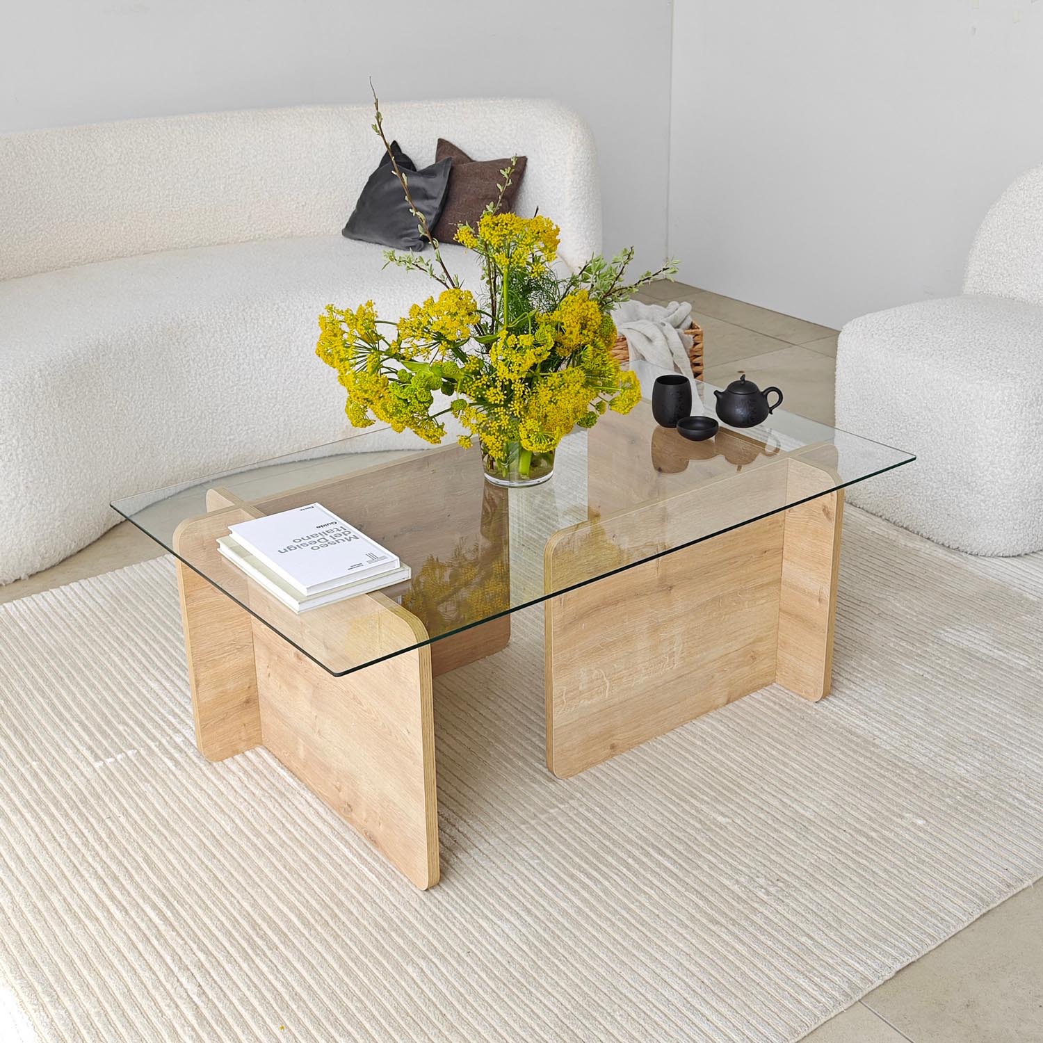 Giona - Sapphire in Saphir präsentiert im Onlineshop von KAQTU Design AG. Beistelltisch ist von Hanah Home