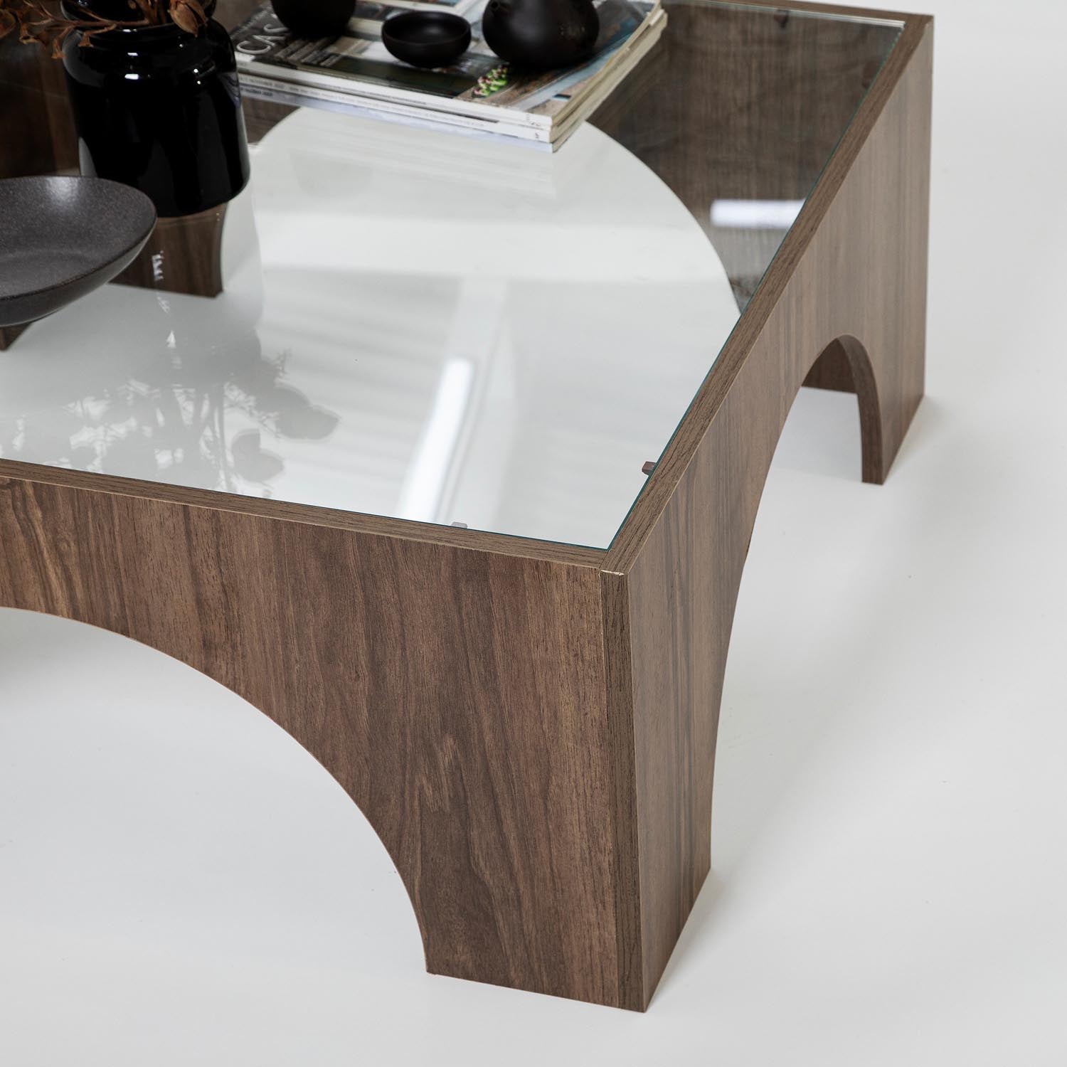 Seine - Transparent, Walnut in Transparent Walnuss präsentiert im Onlineshop von KAQTU Design AG. Beistelltisch ist von Hanah Home