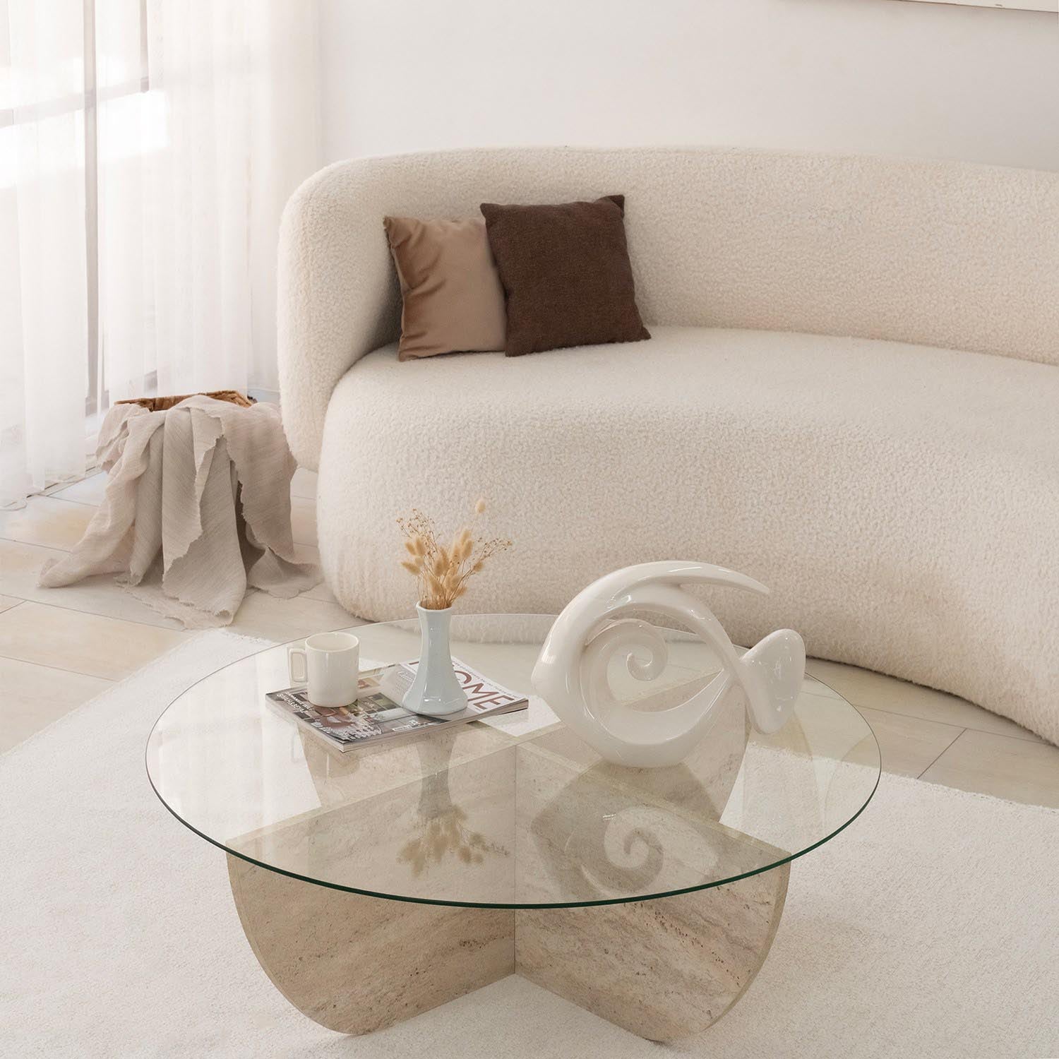 Lily in Travertin präsentiert im Onlineshop von KAQTU Design AG. Beistelltisch ist von Hanah Home