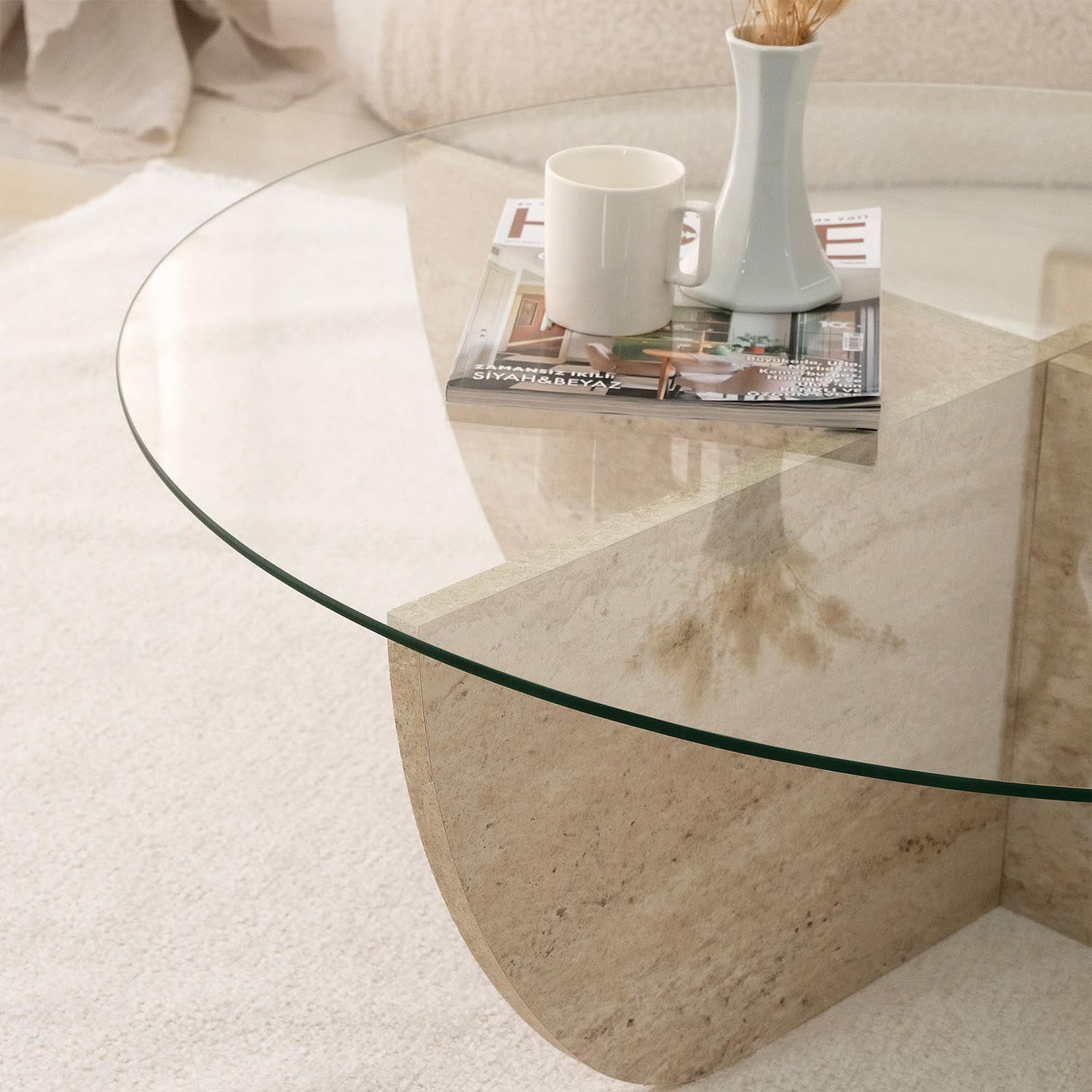 Lily in Travertin präsentiert im Onlineshop von KAQTU Design AG. Beistelltisch ist von Hanah Home