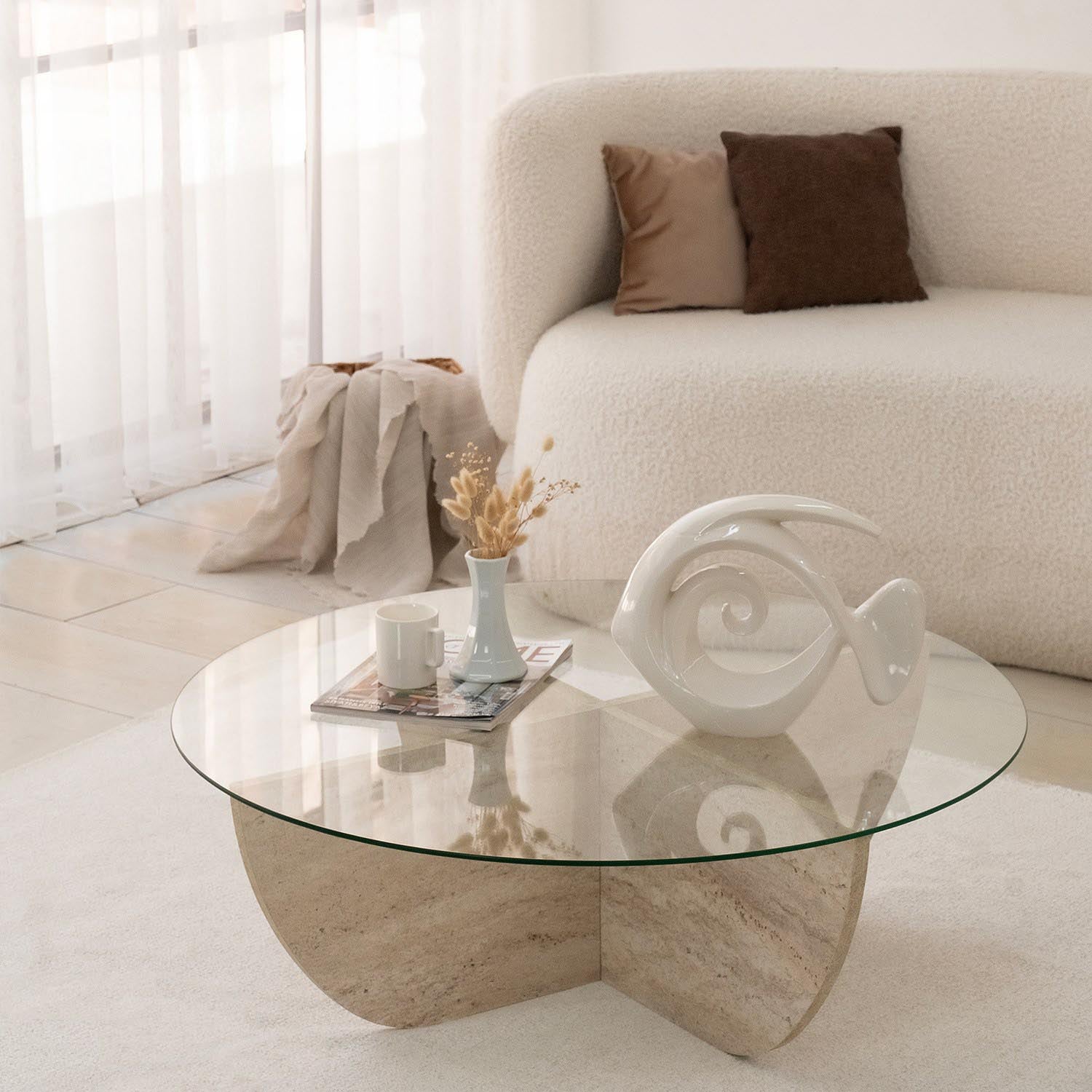 Lily in Travertin präsentiert im Onlineshop von KAQTU Design AG. Beistelltisch ist von Hanah Home