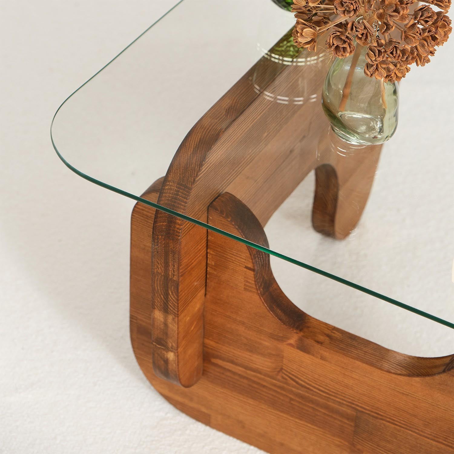 Freya - Chesnut in Kastanie präsentiert im Onlineshop von KAQTU Design AG. Beistelltisch ist von Hanah Home