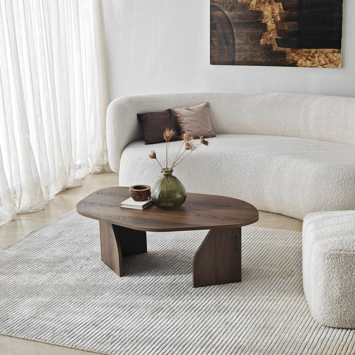 Rechteckiger Couchtisch in Nussbaum-Optik mit schlankem Gestell aus melaminbeschichteter Spanplatte, Masse 100x60x35 cm.