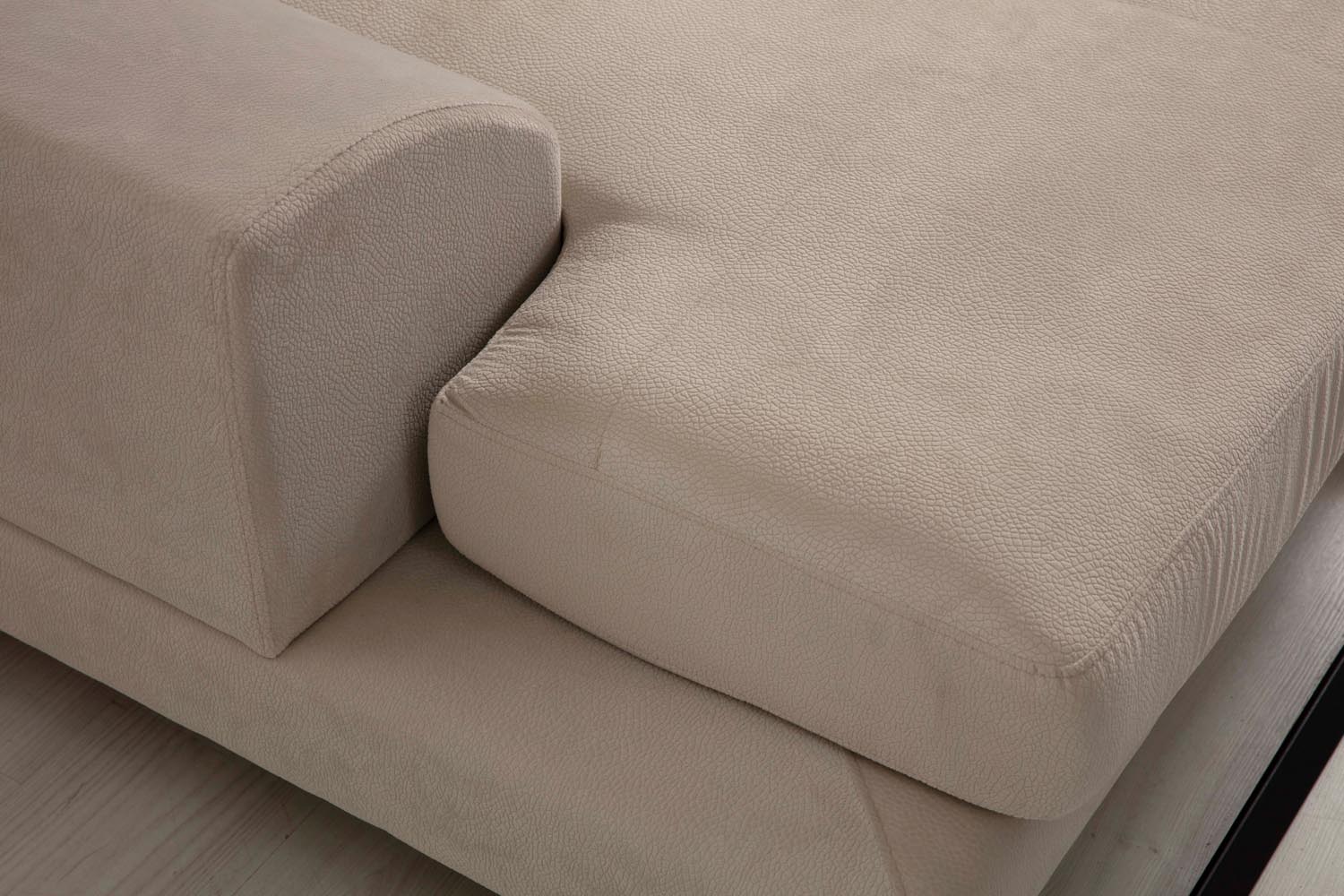 Frido Corner Left (Chl+3R) - Ecru in Ecru präsentiert im Onlineshop von KAQTU Design AG. Ecksofa ist von Atelier Del Sofa