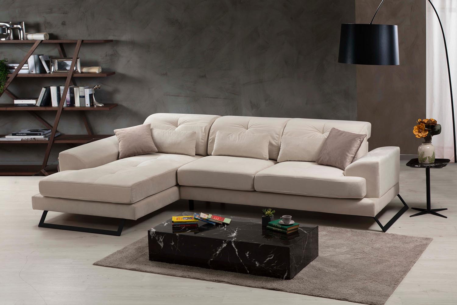 Frido Corner Left (Chl+3R) - Ecru in Ecru präsentiert im Onlineshop von KAQTU Design AG. Ecksofa ist von Atelier Del Sofa
