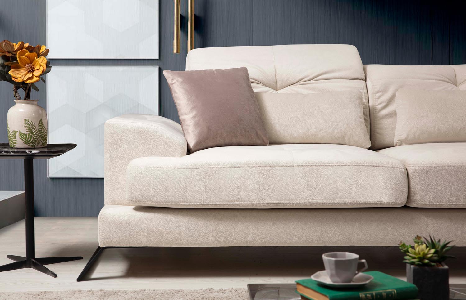 Frido Corner Left (Chl+3R) - Ecru in Ecru präsentiert im Onlineshop von KAQTU Design AG. Ecksofa ist von Atelier Del Sofa