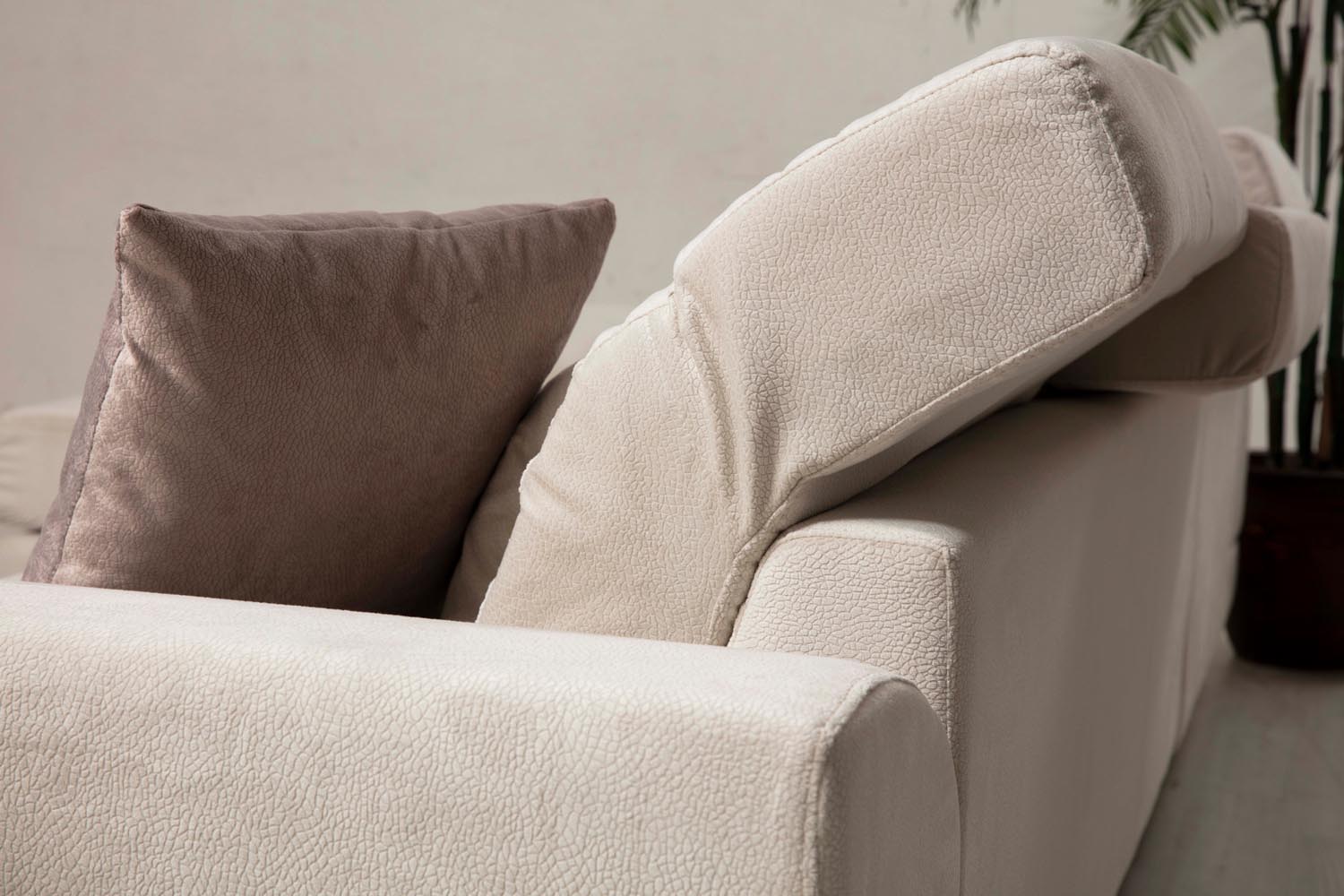 Frido Corner Left (Chl+3R) - Ecru in Ecru präsentiert im Onlineshop von KAQTU Design AG. Ecksofa ist von Atelier Del Sofa
