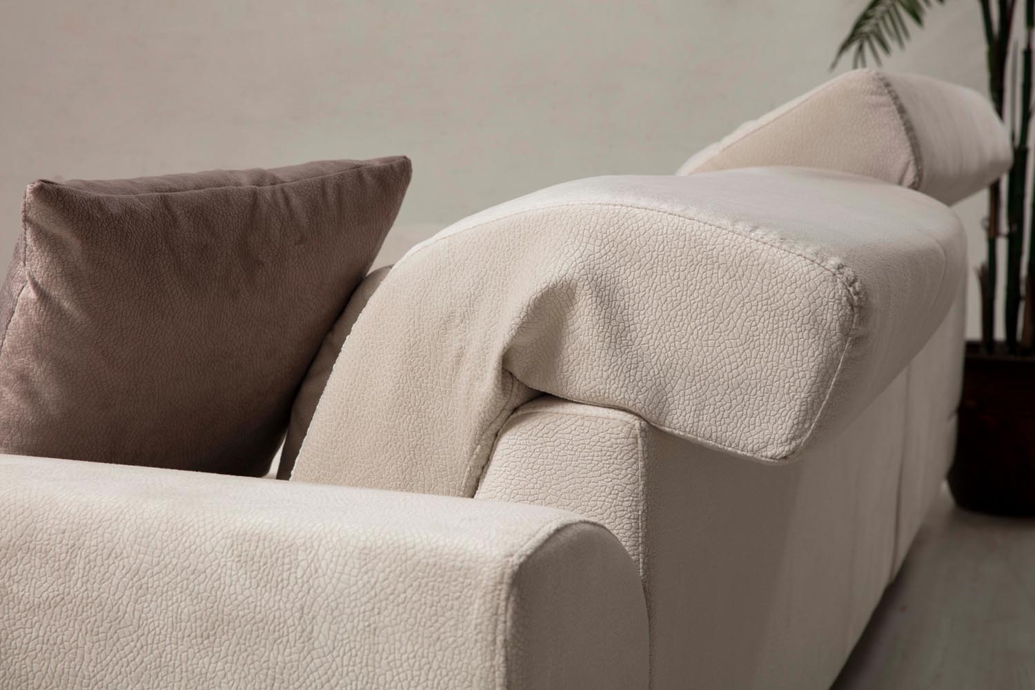 Frido Corner Left (Chl+3R) - Ecru in Ecru präsentiert im Onlineshop von KAQTU Design AG. Ecksofa ist von Atelier Del Sofa