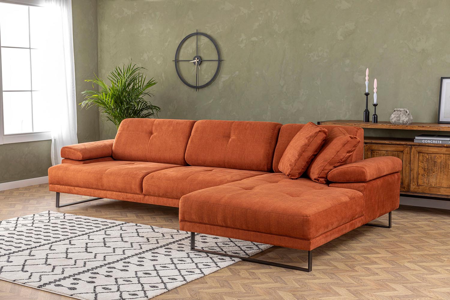 Mustang Large Right - Orange in Orange präsentiert im Onlineshop von KAQTU Design AG. Ecksofa ist von Atelier Del Sofa