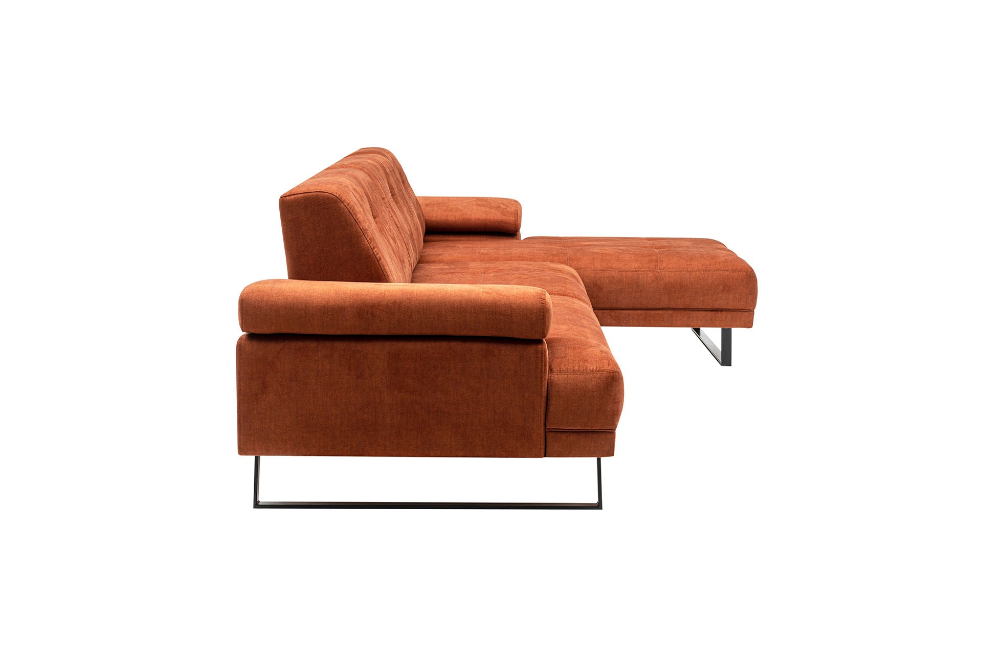 Mustang Large Right - Orange in Orange präsentiert im Onlineshop von KAQTU Design AG. Ecksofa ist von Atelier Del Sofa