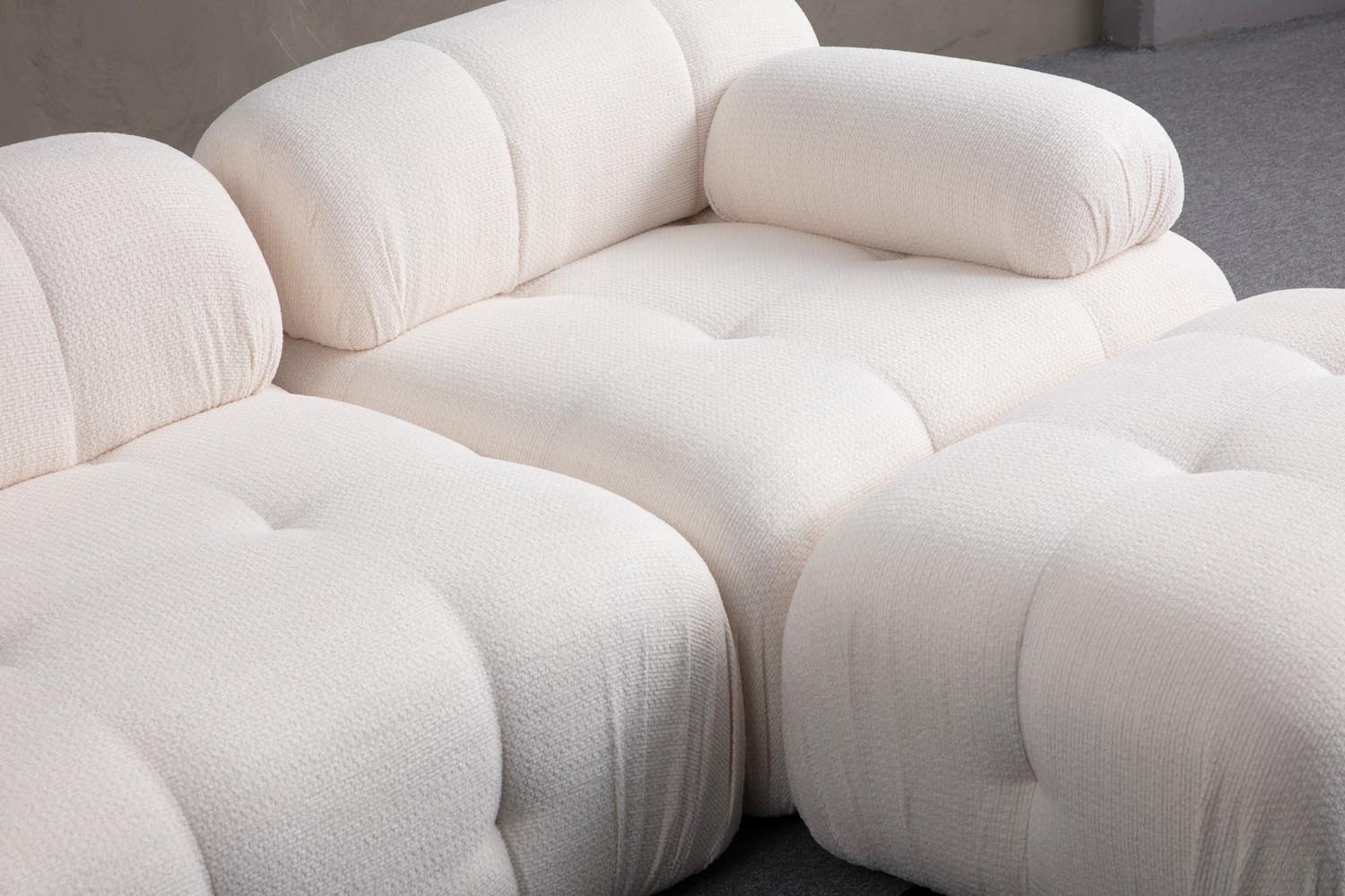 Petite 3 - White in Weiss präsentiert im Onlineshop von KAQTU Design AG. Ecksofa ist von Atelier Del Sofa
