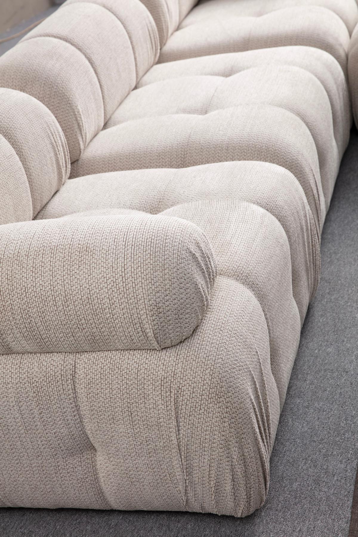 Petite 3 - Cream in Sahne präsentiert im Onlineshop von KAQTU Design AG. Ecksofa ist von Atelier Del Sofa
