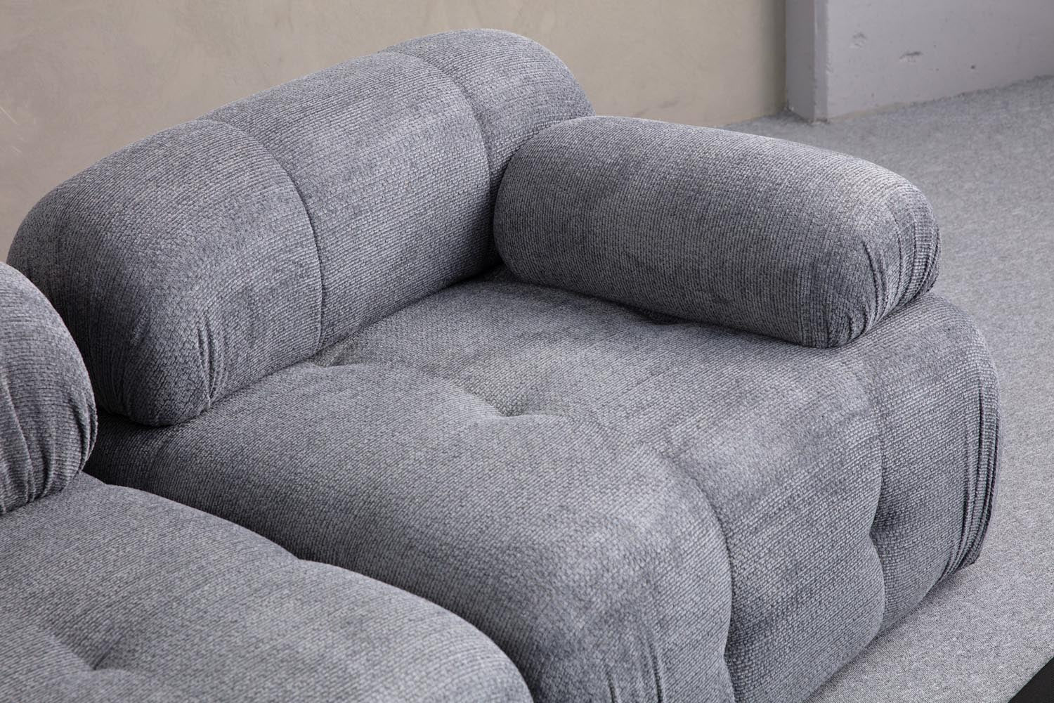 Petite 3 - Grey in Grau präsentiert im Onlineshop von KAQTU Design AG. Ecksofa ist von Atelier Del Sofa