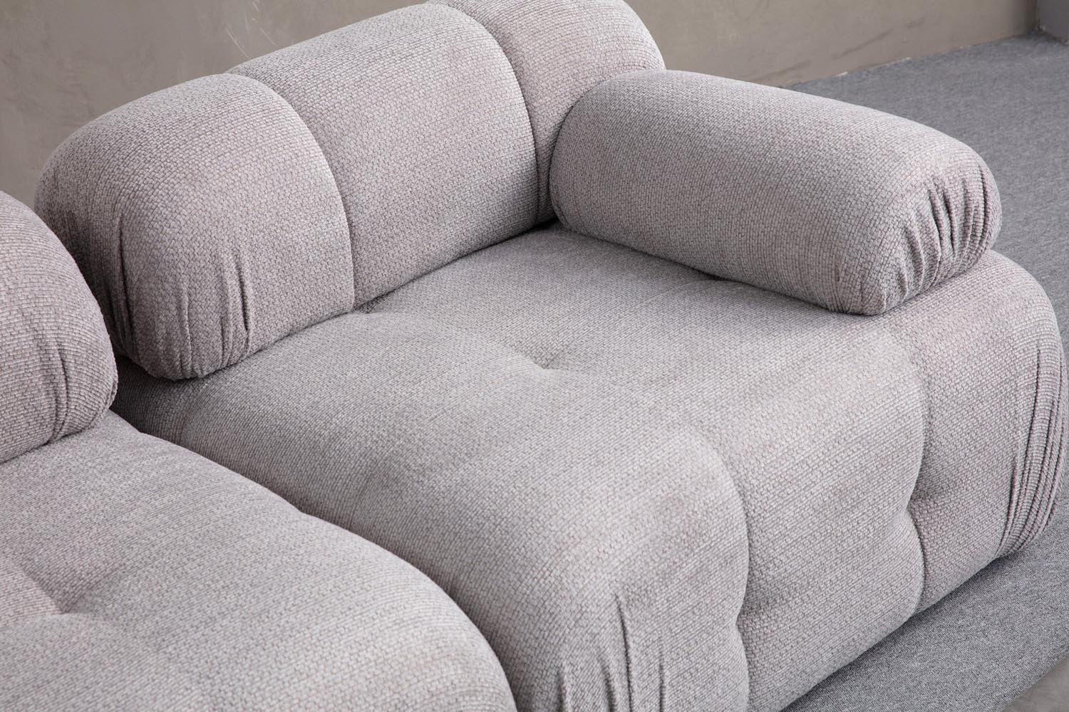 Petite 3 - Light Grey in Hellgrau präsentiert im Onlineshop von KAQTU Design AG. Ecksofa ist von Atelier Del Sofa