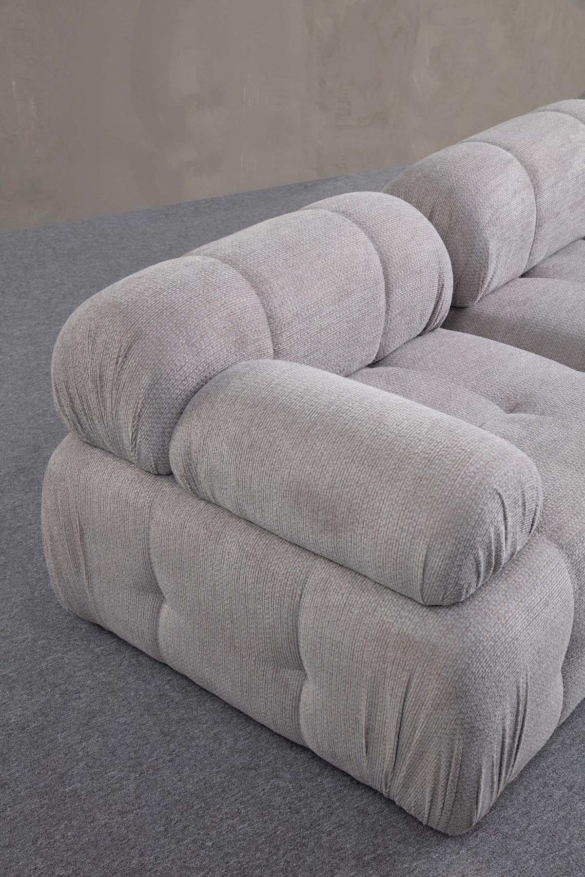 Petite 3 - Light Grey in Hellgrau präsentiert im Onlineshop von KAQTU Design AG. Ecksofa ist von Atelier Del Sofa