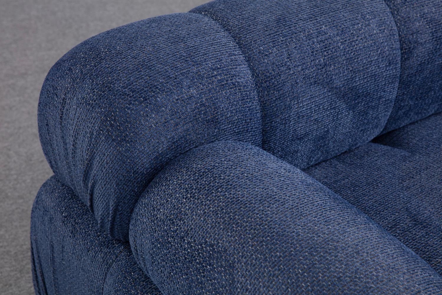 Petite 3 - Night Blue in Nachtblau präsentiert im Onlineshop von KAQTU Design AG. Ecksofa ist von Atelier Del Sofa