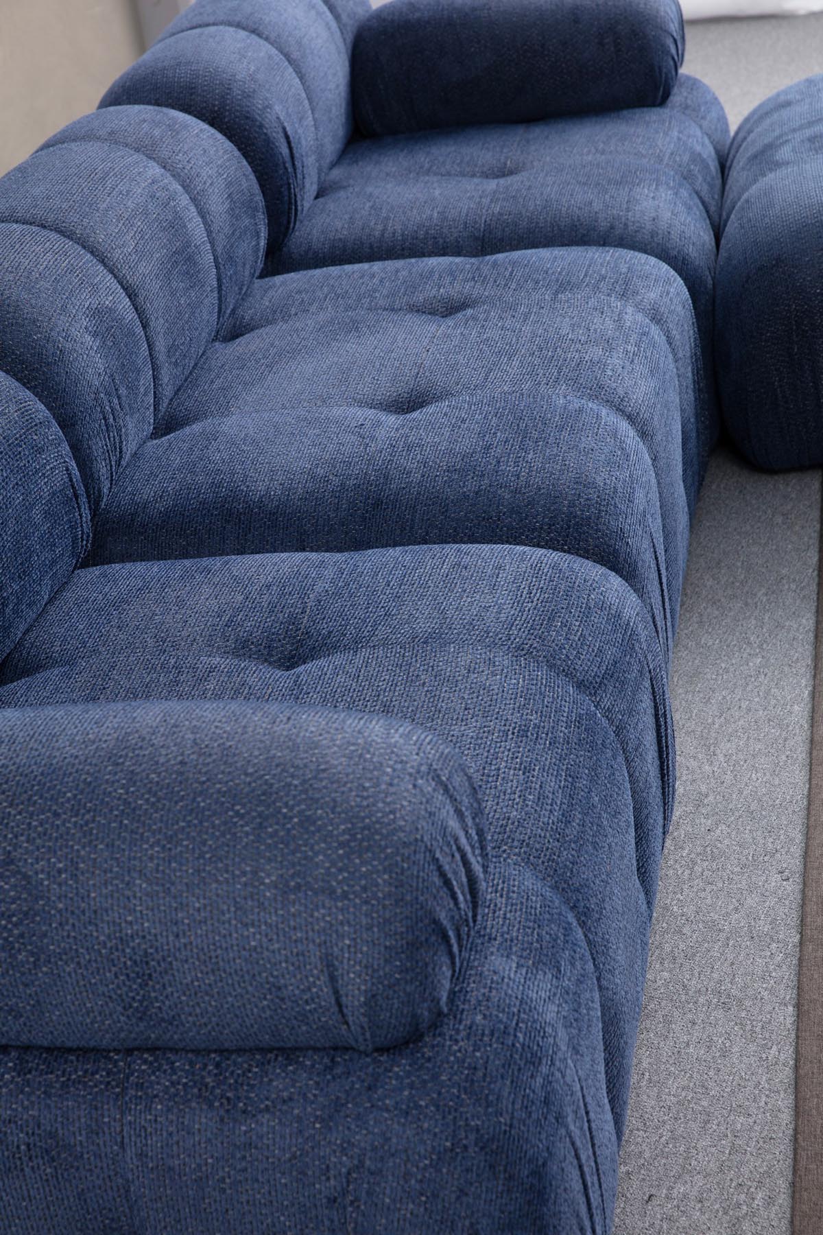 Petite 3 - Night Blue in Nachtblau präsentiert im Onlineshop von KAQTU Design AG. Ecksofa ist von Atelier Del Sofa