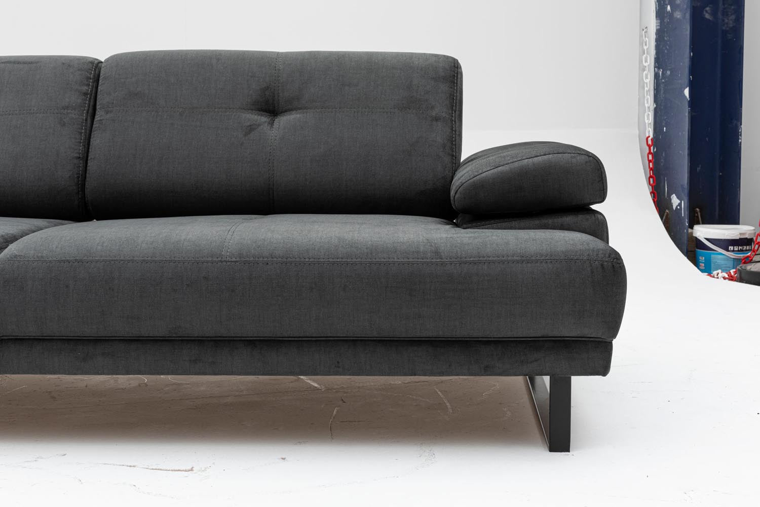 Mustang - Anthracite in Anthrazit präsentiert im Onlineshop von KAQTU Design AG. Bettsofa ist von Atelier Del Sofa