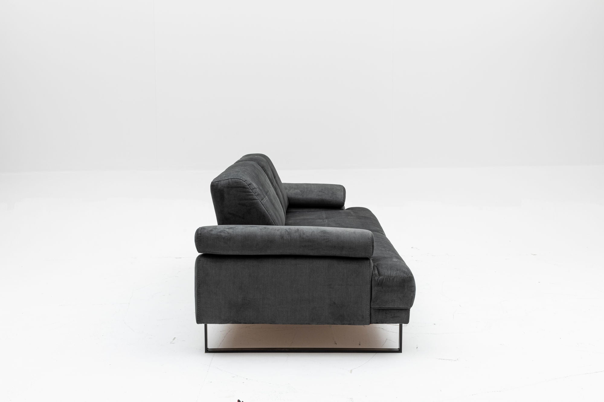 Mustang - Anthracite in Anthrazit präsentiert im Onlineshop von KAQTU Design AG. Bettsofa ist von Atelier Del Sofa
