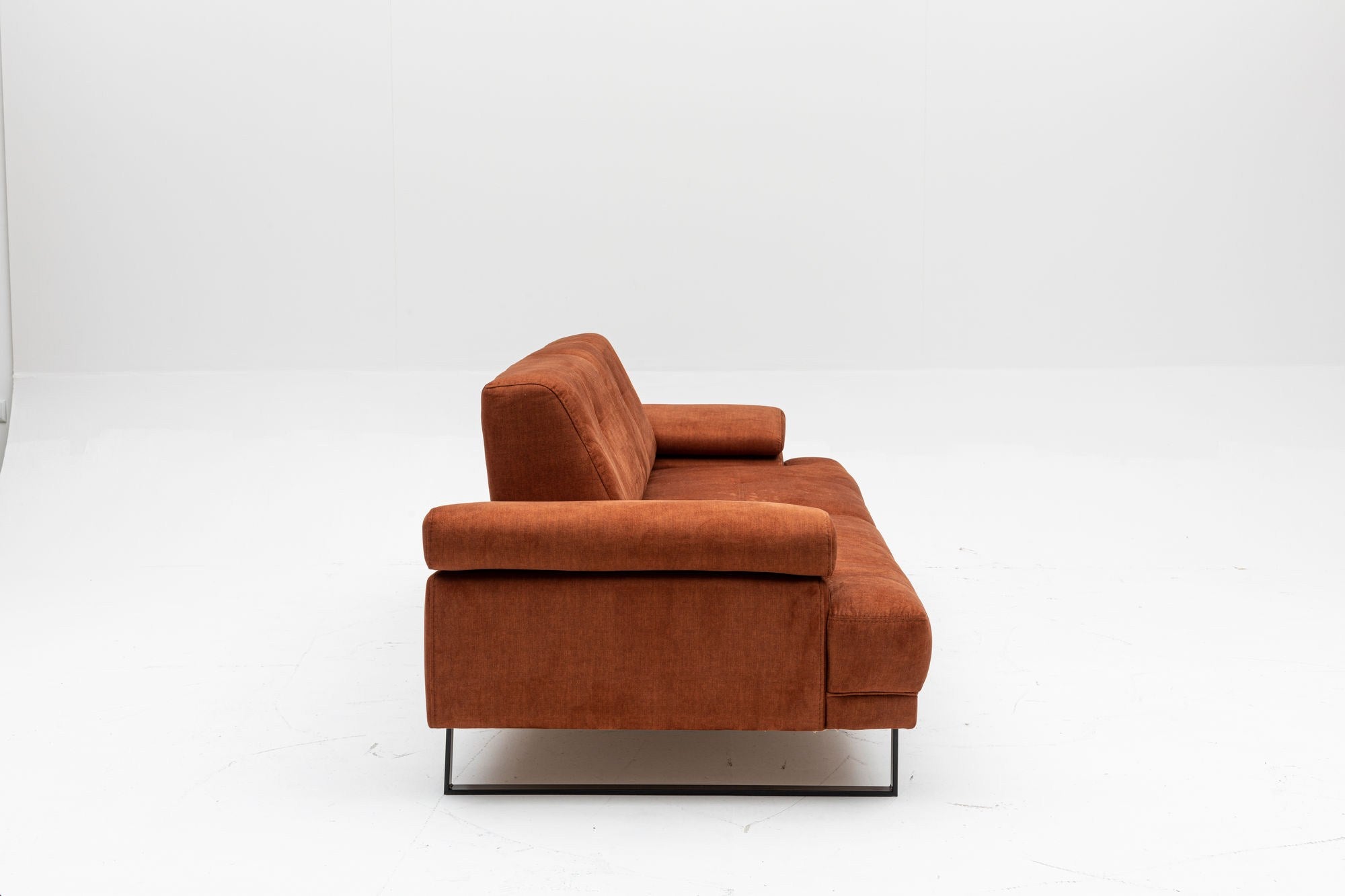 Mustang - Orange in Orange präsentiert im Onlineshop von KAQTU Design AG. Bettsofa ist von Atelier Del Sofa