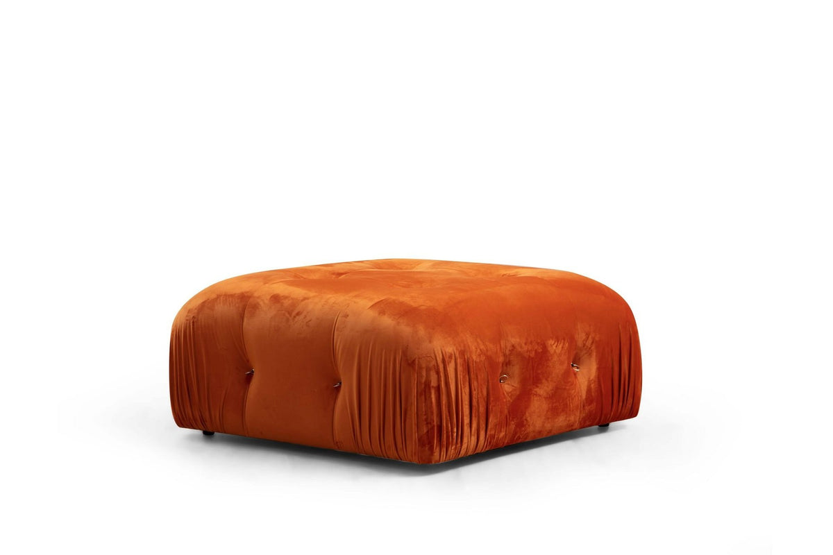 Oranger Bubble Pouf Tuffet von Atelier Del Sofa mit Polyesterbezug, Buchenholzgestell und schwarzen Kunststoffbeinen, rund geformt.
