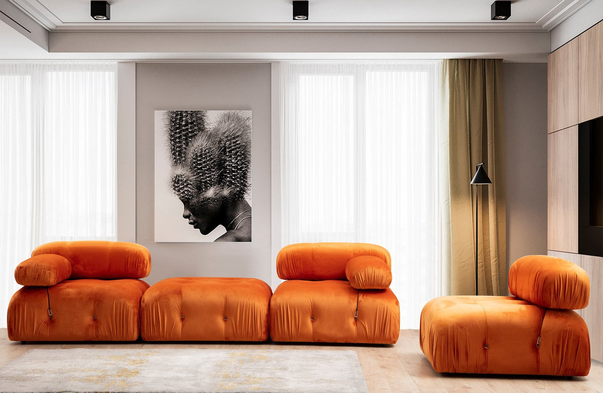 Oranger Bubble Pouf Tuffet von Atelier Del Sofa mit Polyesterbezug, Buchenholzgestell und schwarzen Kunststoffbeinen, rund geformt.