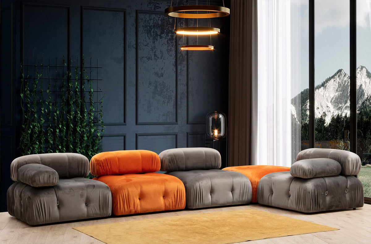 Oranger Bubble Pouf Tuffet von Atelier Del Sofa mit Polyesterbezug, Buchenholzgestell und schwarzen Kunststoffbeinen, rund geformt.
